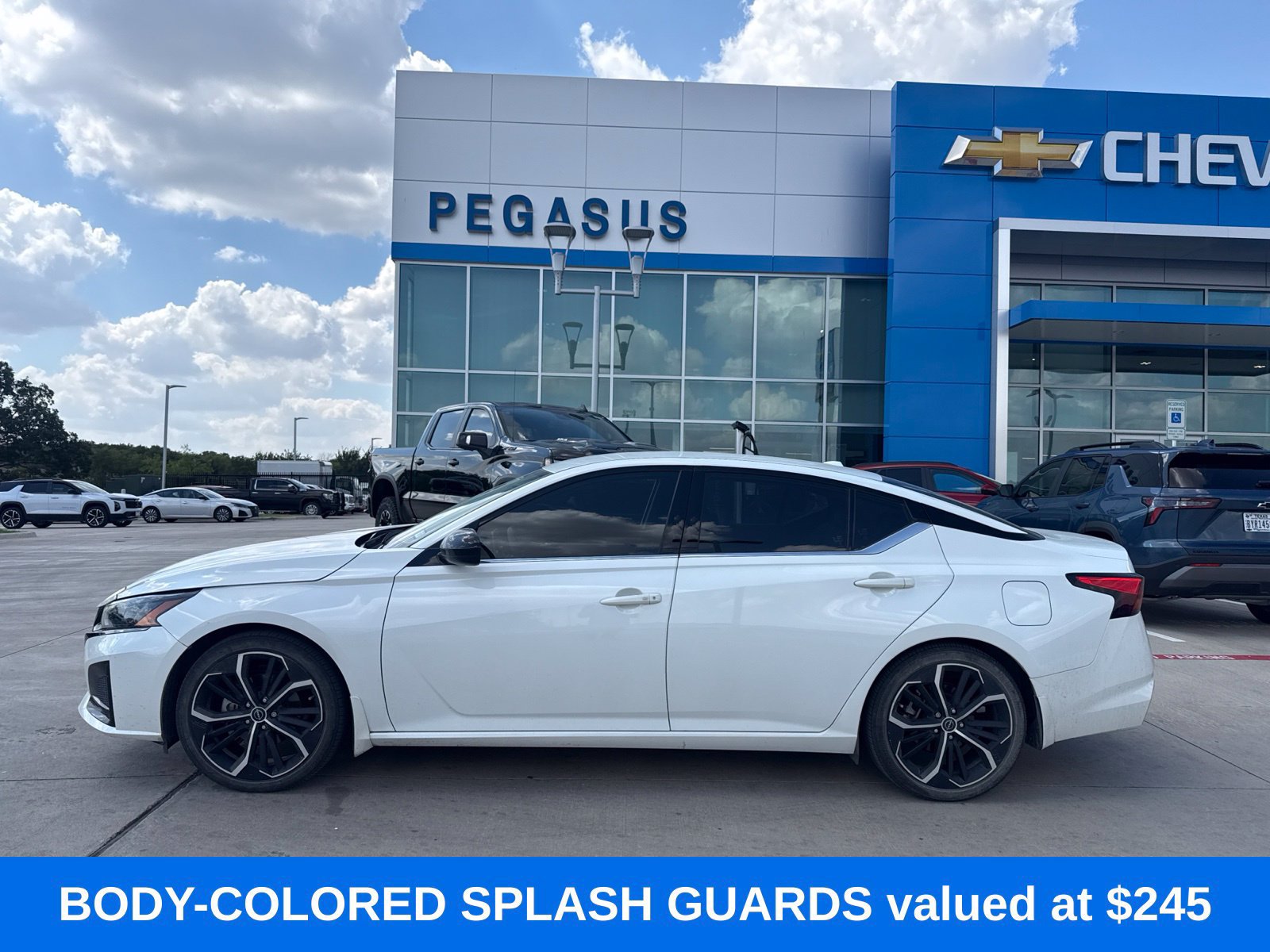 Used 2024 Nissan Altima 2.5 SR FWD image 2