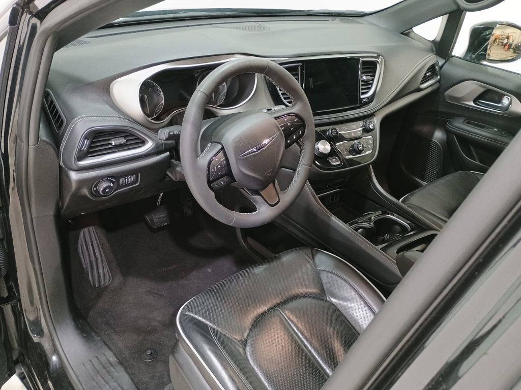 Used 2023 Chrysler Pacifica Limited w/ Uconnect Theater Family Group image 10