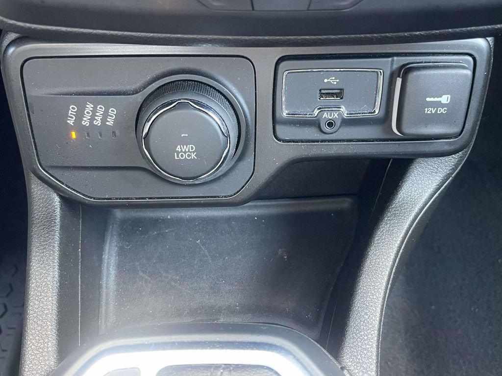 Used 2023 Jeep Renegade Latitude AWD/4WD image 30