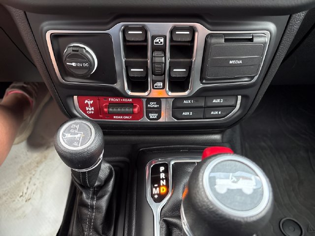 Used 2024 Jeep Wrangler Unlimited Rubicon w/ Technology Group AWD/4WD image 17