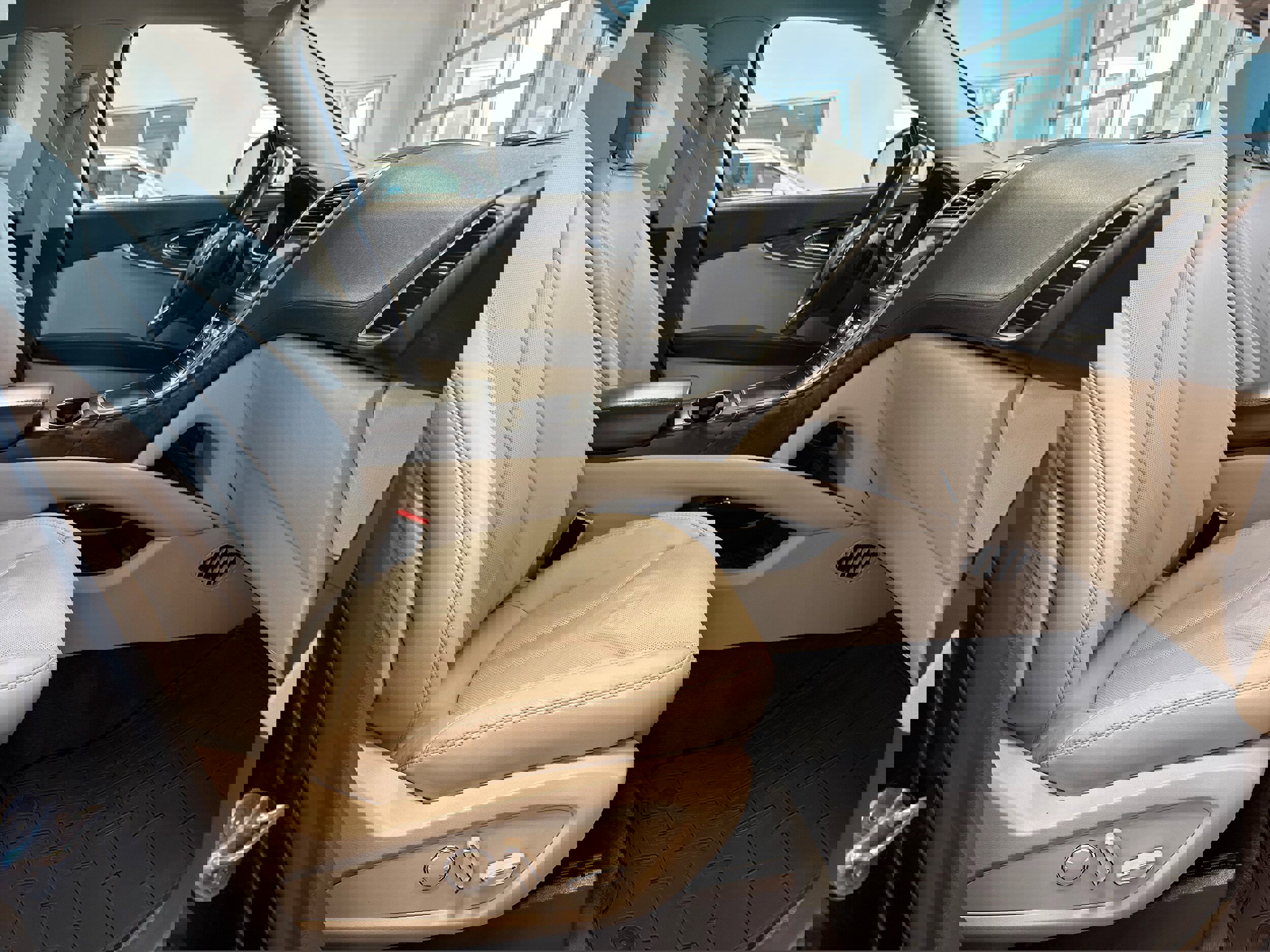 Used 2016 Lincoln MKX Reserve w/ Driver Assistance Package image 16