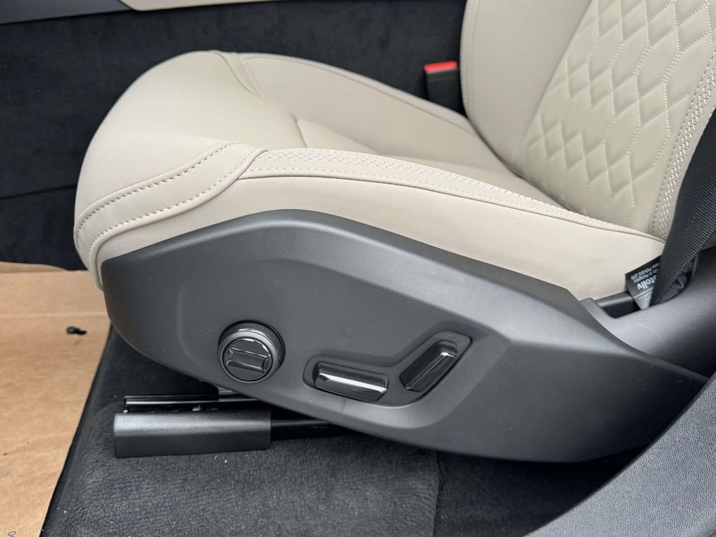 New 2026 Volvo XC90 B6 Plus w/ Protection Package Premier AWD/4WD image 17