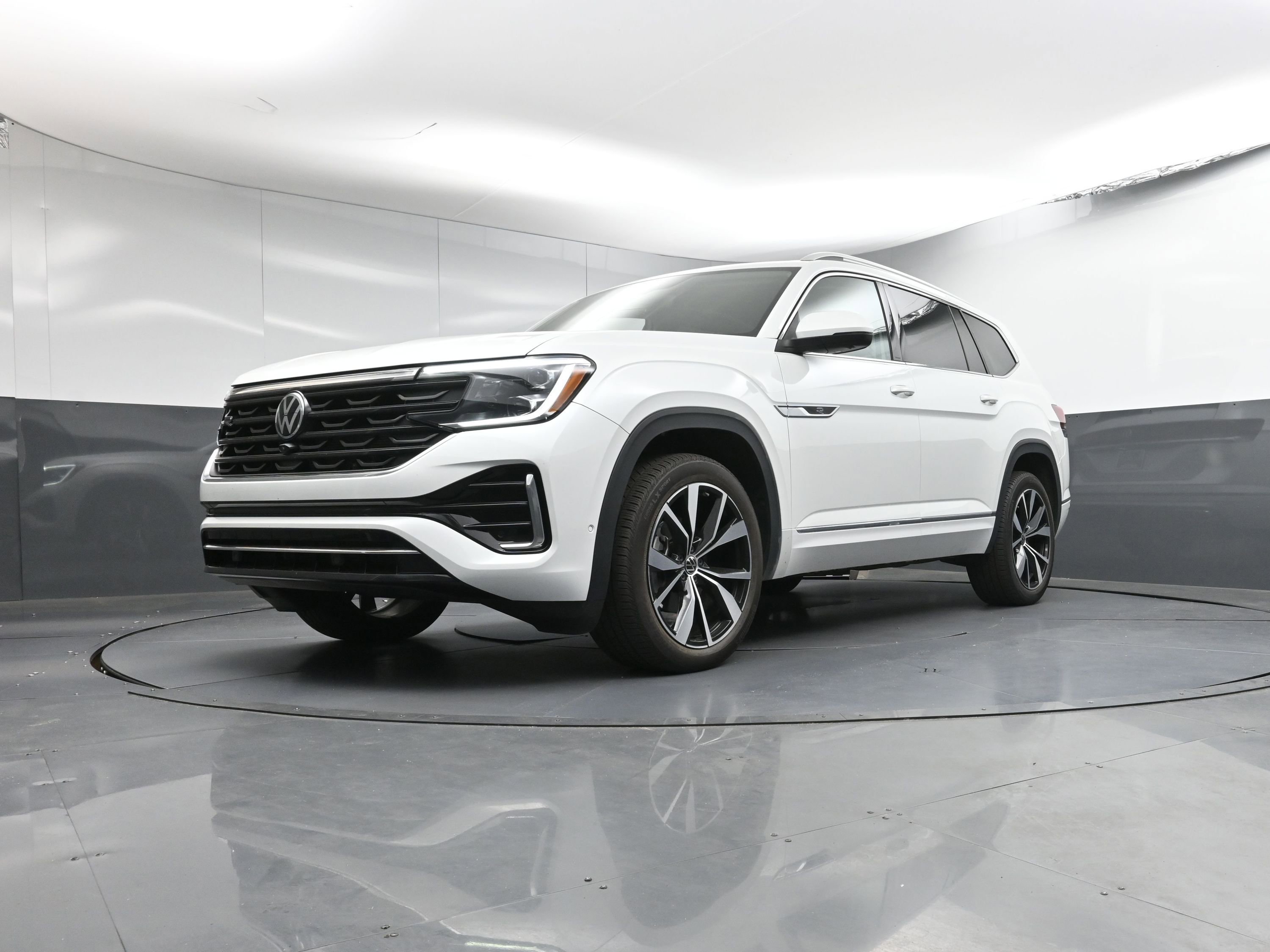 Used 2025 Volkswagen Atlas SEL Premium R-Line image 28