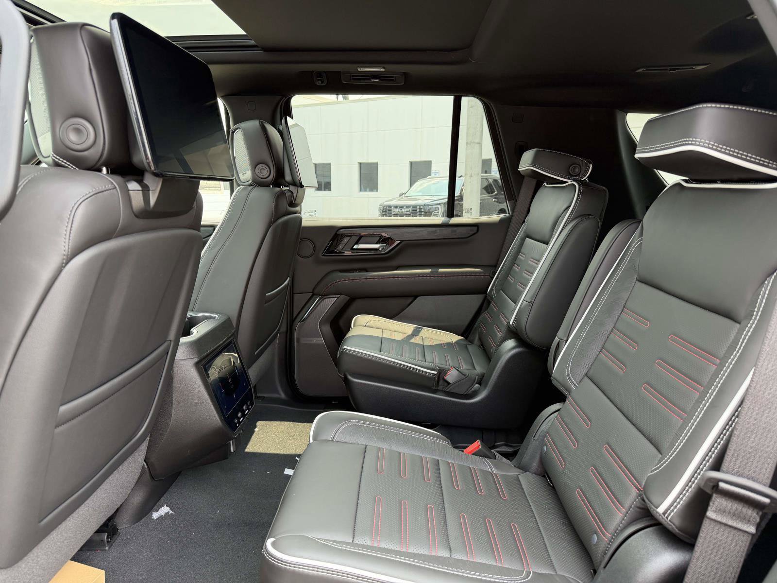 New 2026 GMC Yukon AT4 Ultimate AWD/4WD image 9