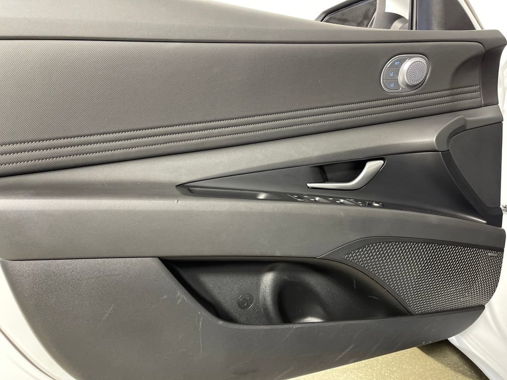 Certified 2025 Hyundai Elantra Limited image 19