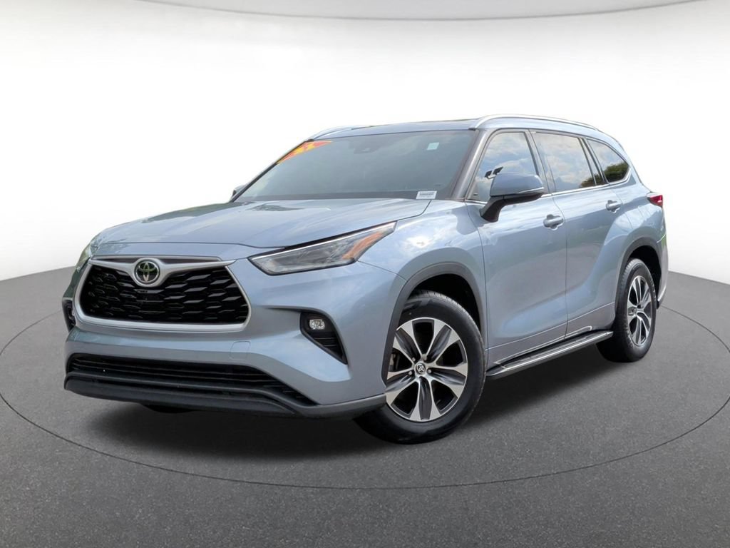Used 2021 Toyota Highlander XLE FWD image 1