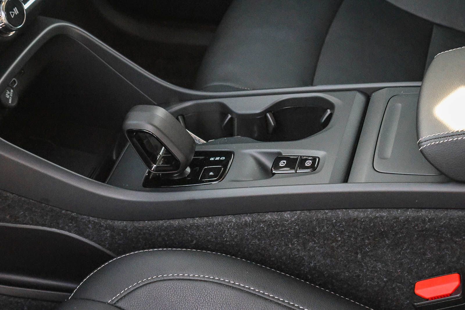 Used 2025 Volvo XC40 B5 Core image 31