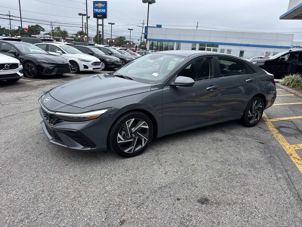 Used 2025 Hyundai Elantra SEL FWD image 4