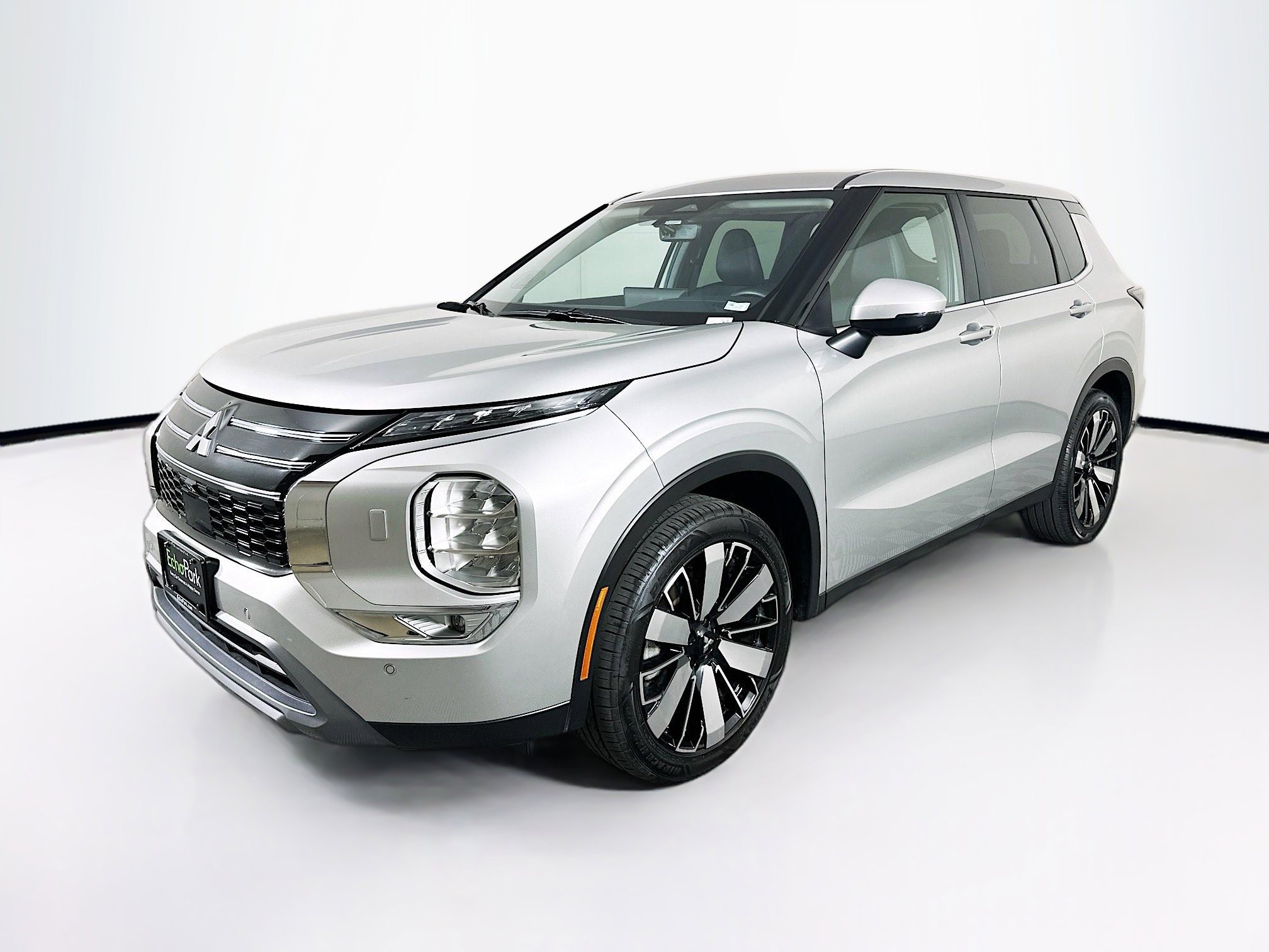 Used 2025 Mitsubishi Outlander SE image 3