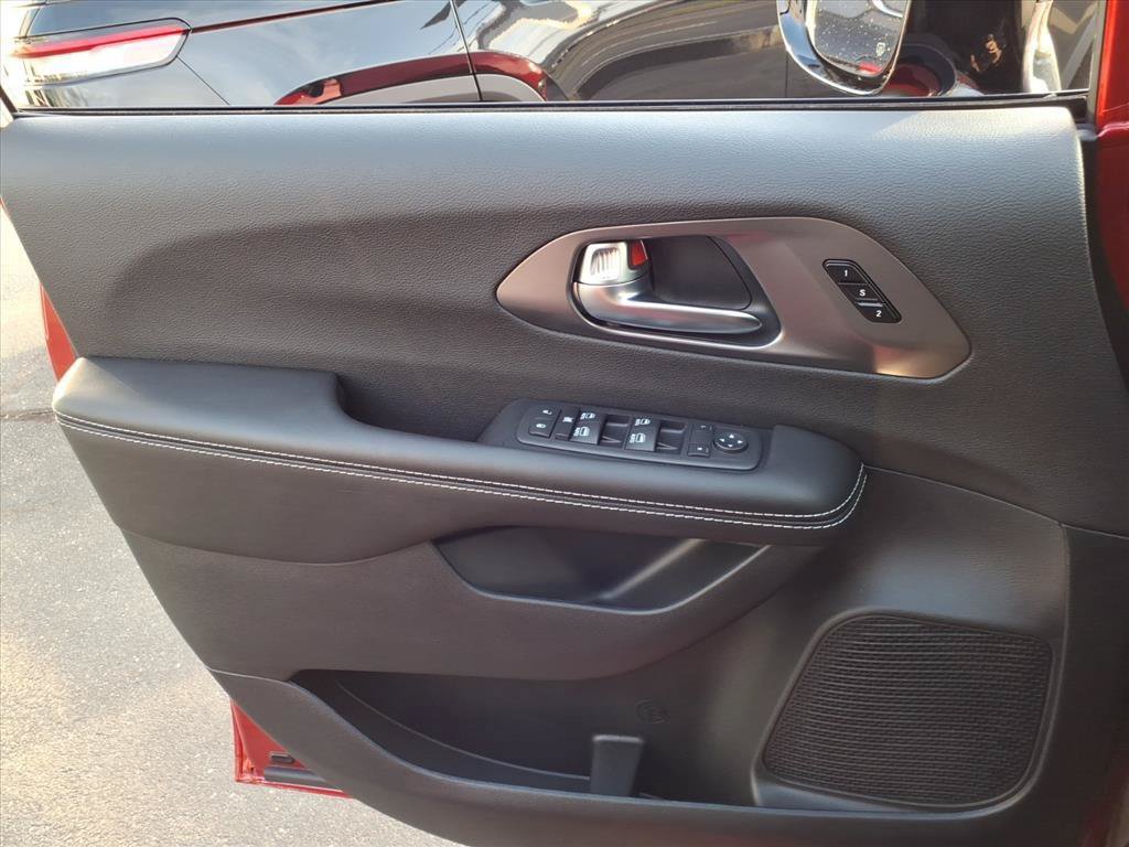 New 2026 Chrysler Pacifica Select AWD/4WD image 7
