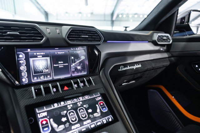 Used 2024 Lamborghini Urus Performante AWD/4WD image 44