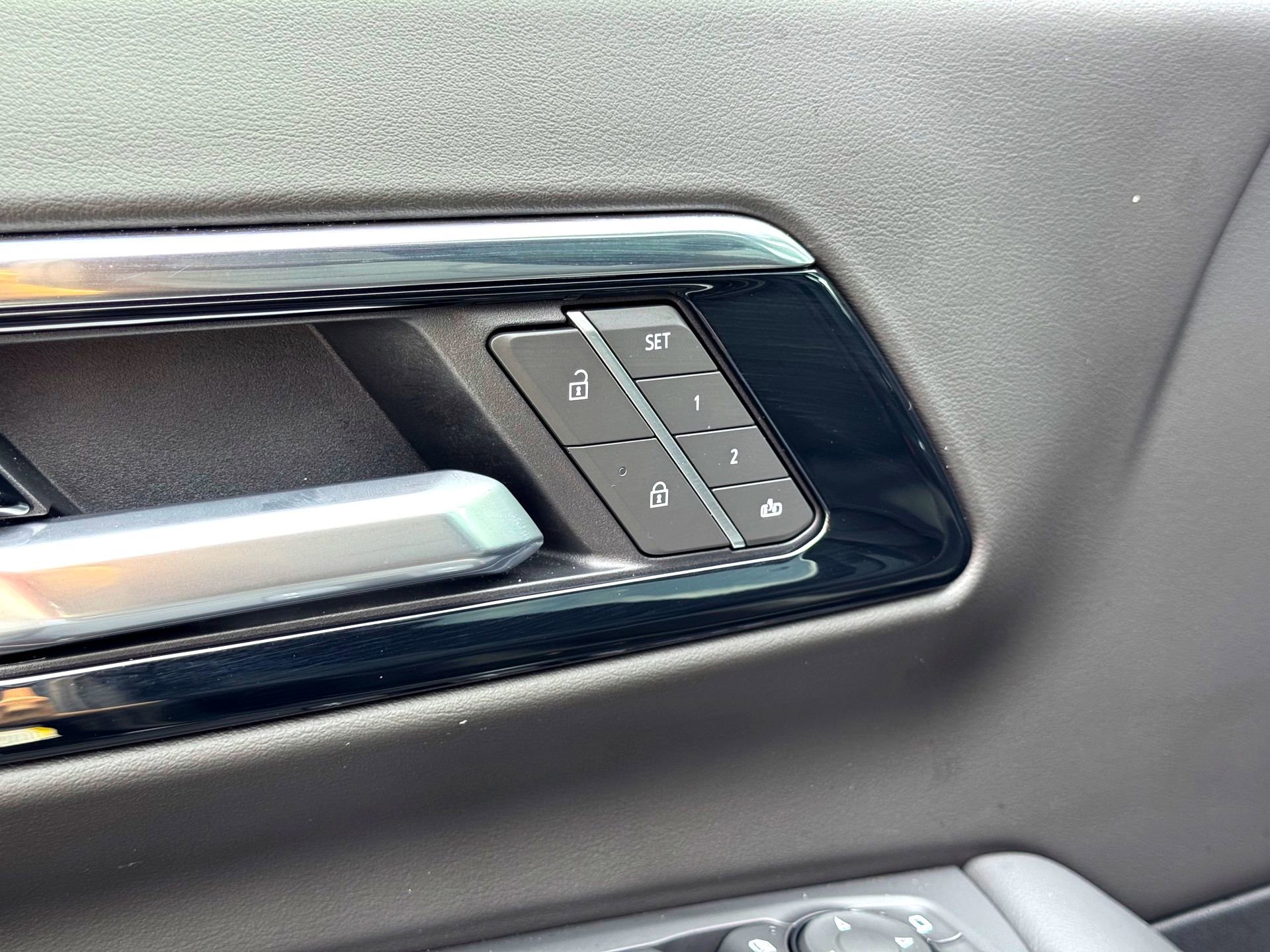 Used 2025 Chevrolet Tahoe Z71 w/ Comfort Package image 17