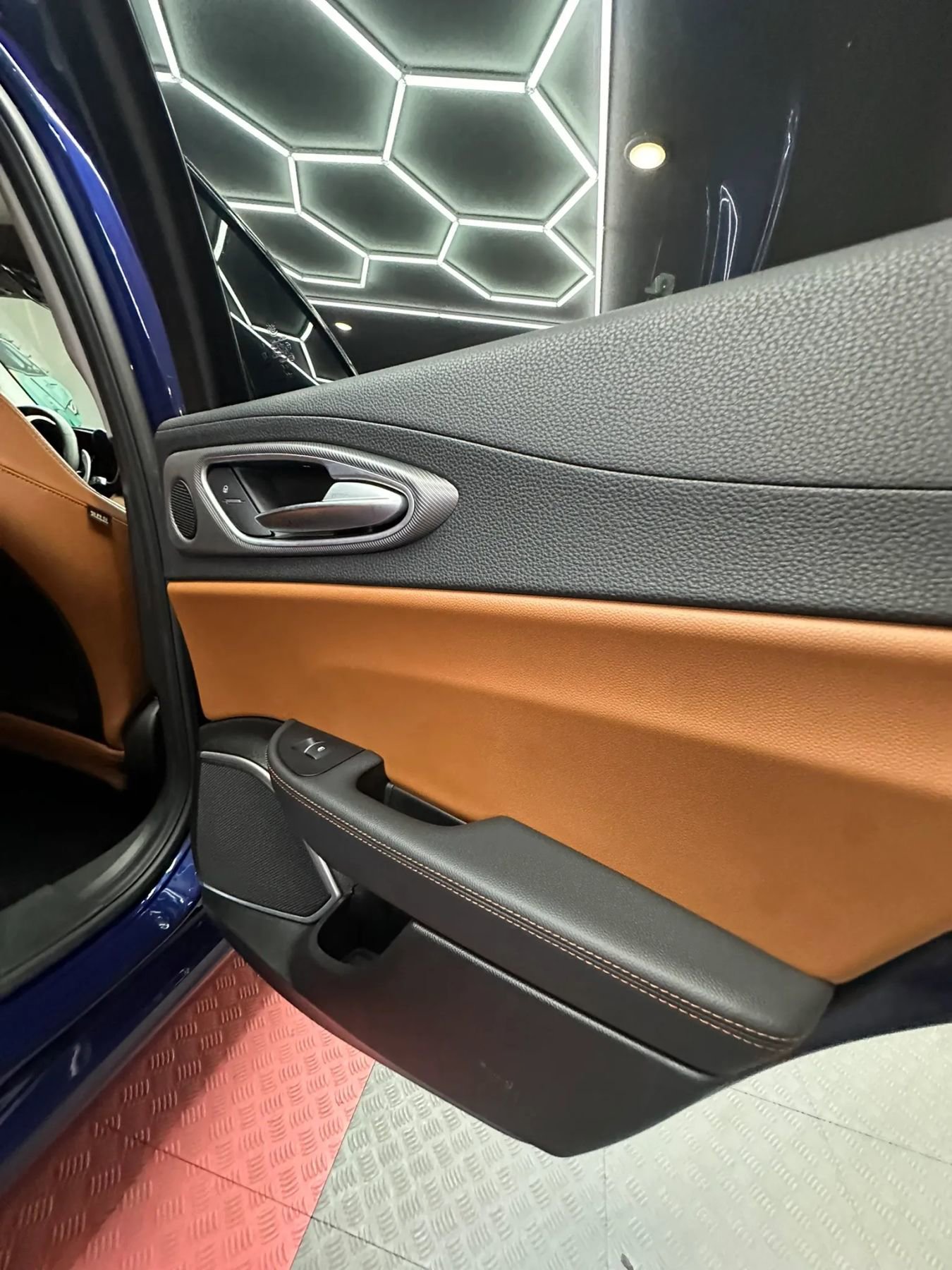 Used 2017 Alfa Romeo Giulia Ti w/ TI 19" Sport Package RWD image 33