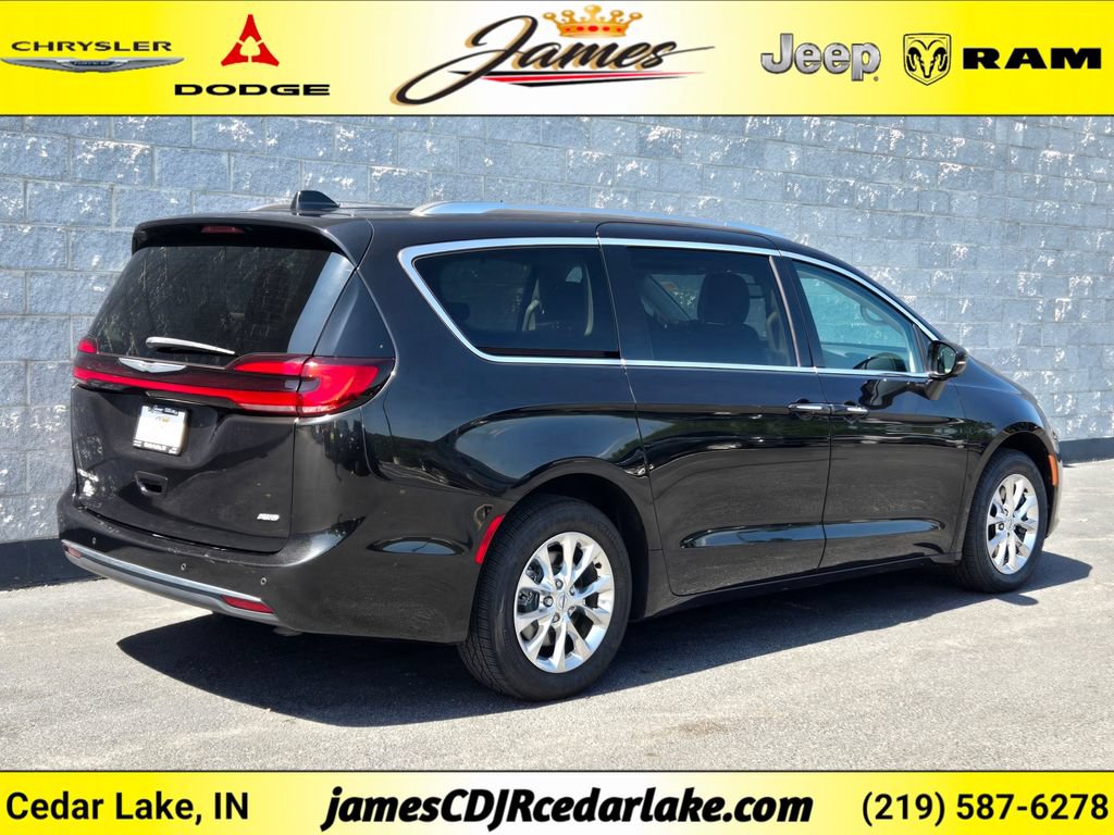 Used 2021 Chrysler Pacifica Touring-L w/ Uconnect Theater Family Group AWD/4WD image 5