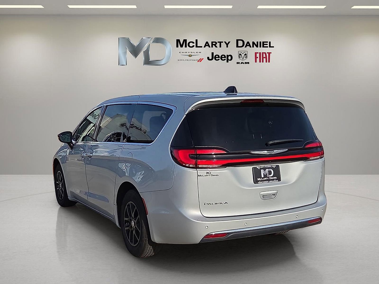 Used 2024 Chrysler Pacifica Touring-L image 4