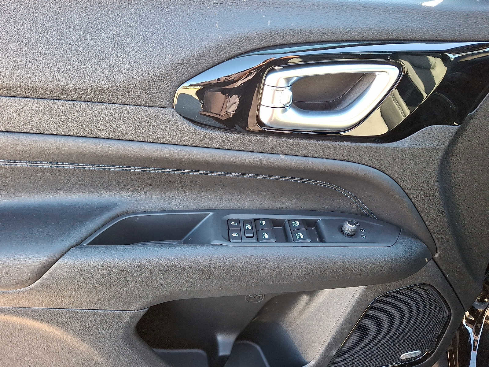 New 2026 Jeep Compass Limited w/ Sun, Sound & Navigation Group image 8