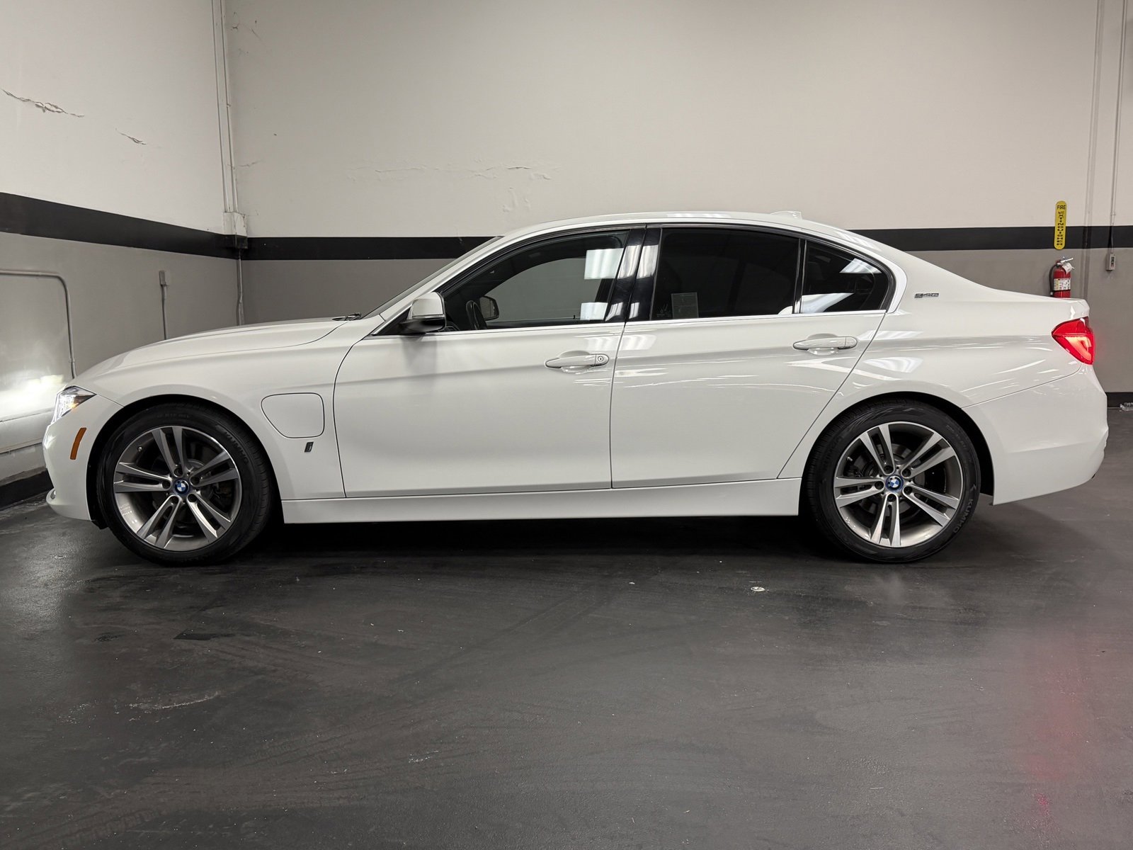 Used 2018 BMW 330e image 9