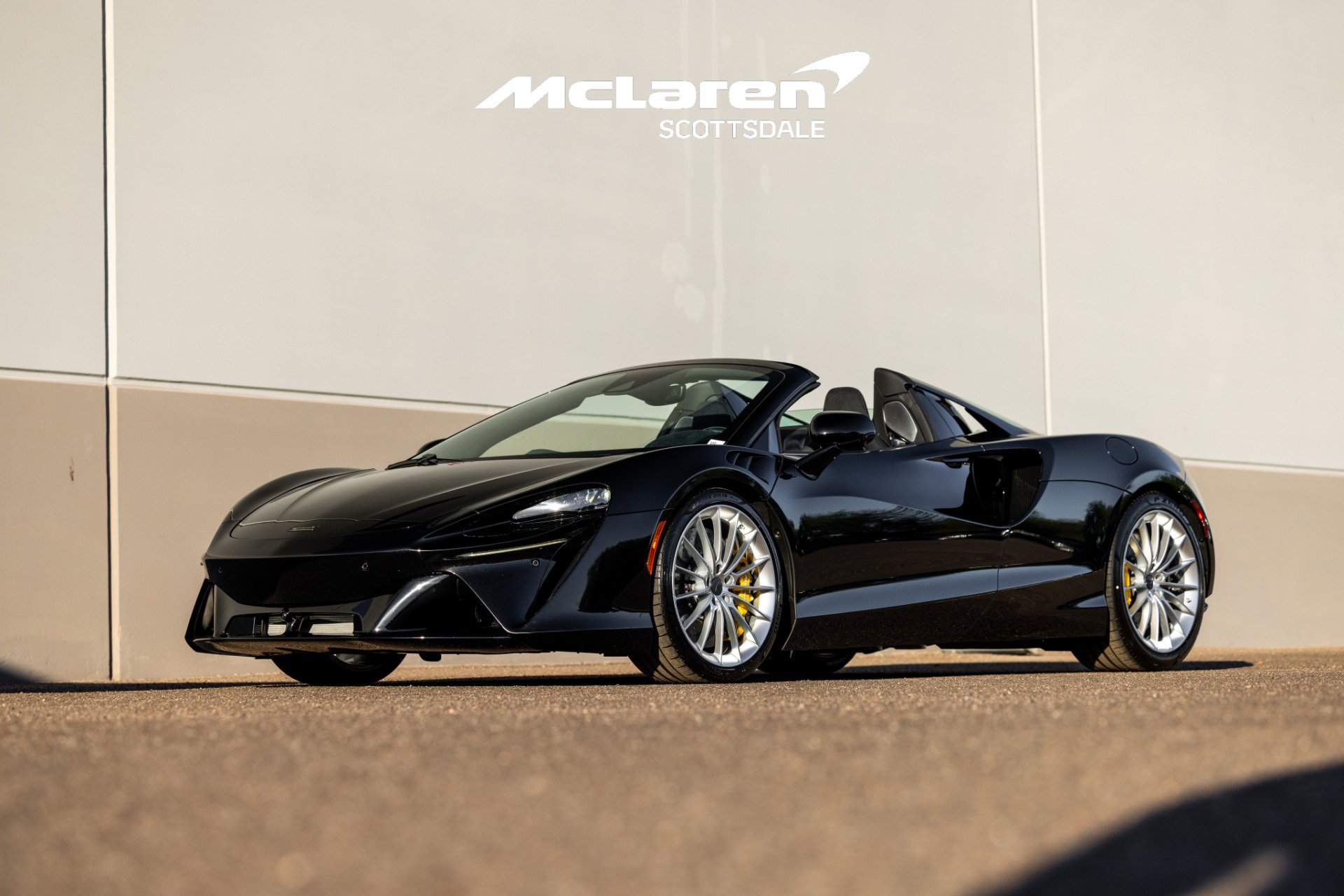 Used 2025 McLaren Artura Spider image 5