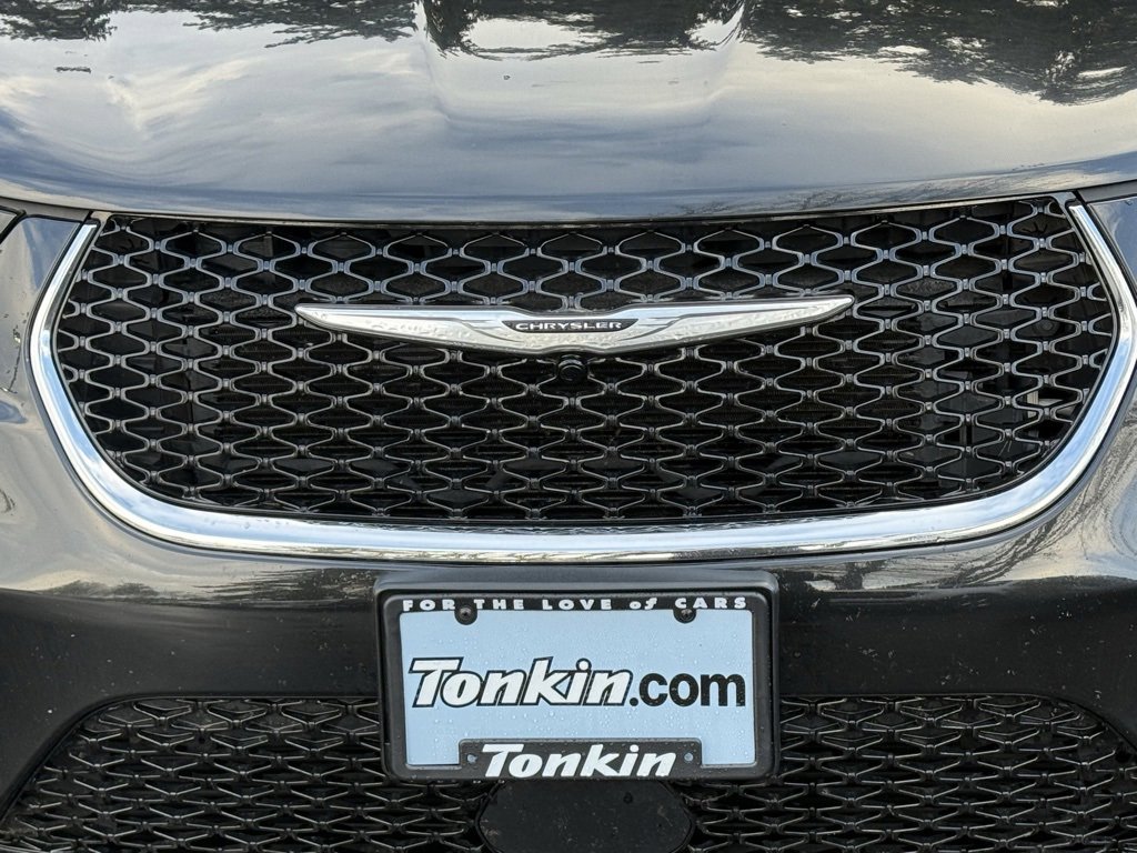 Used 2023 Chrysler Pacifica Touring-L image 6