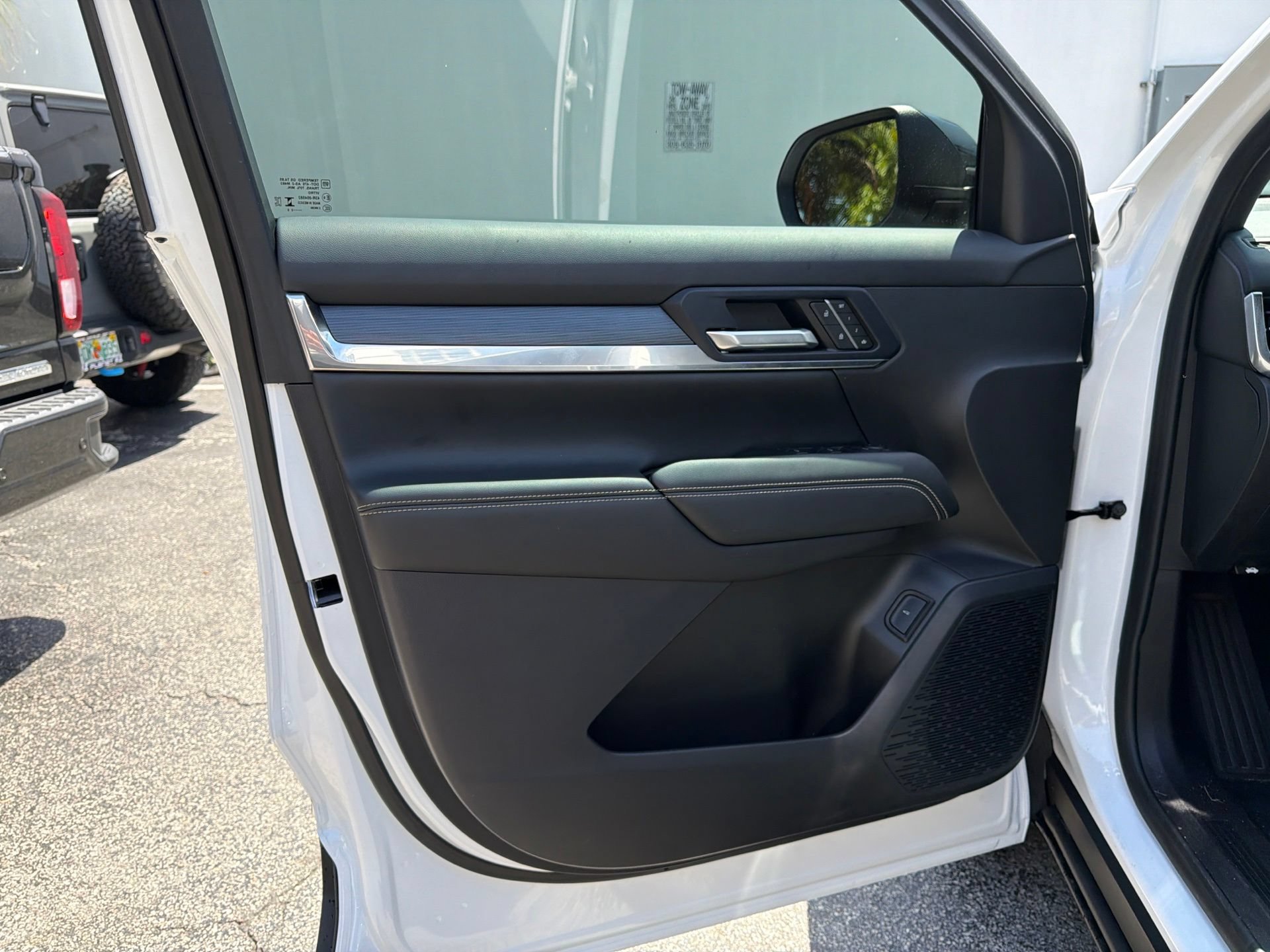 Used 2025 GMC Terrain Elevation w/ Elevation Premium Package AWD/4WD image 17