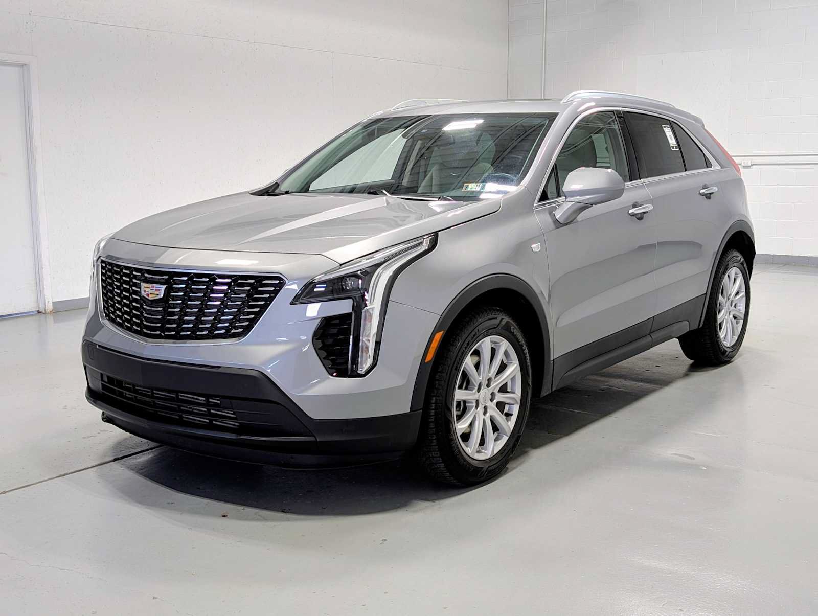 Used 2023 Cadillac XT4 Luxury w/ Cold Weather Package AWD/4WD image 1