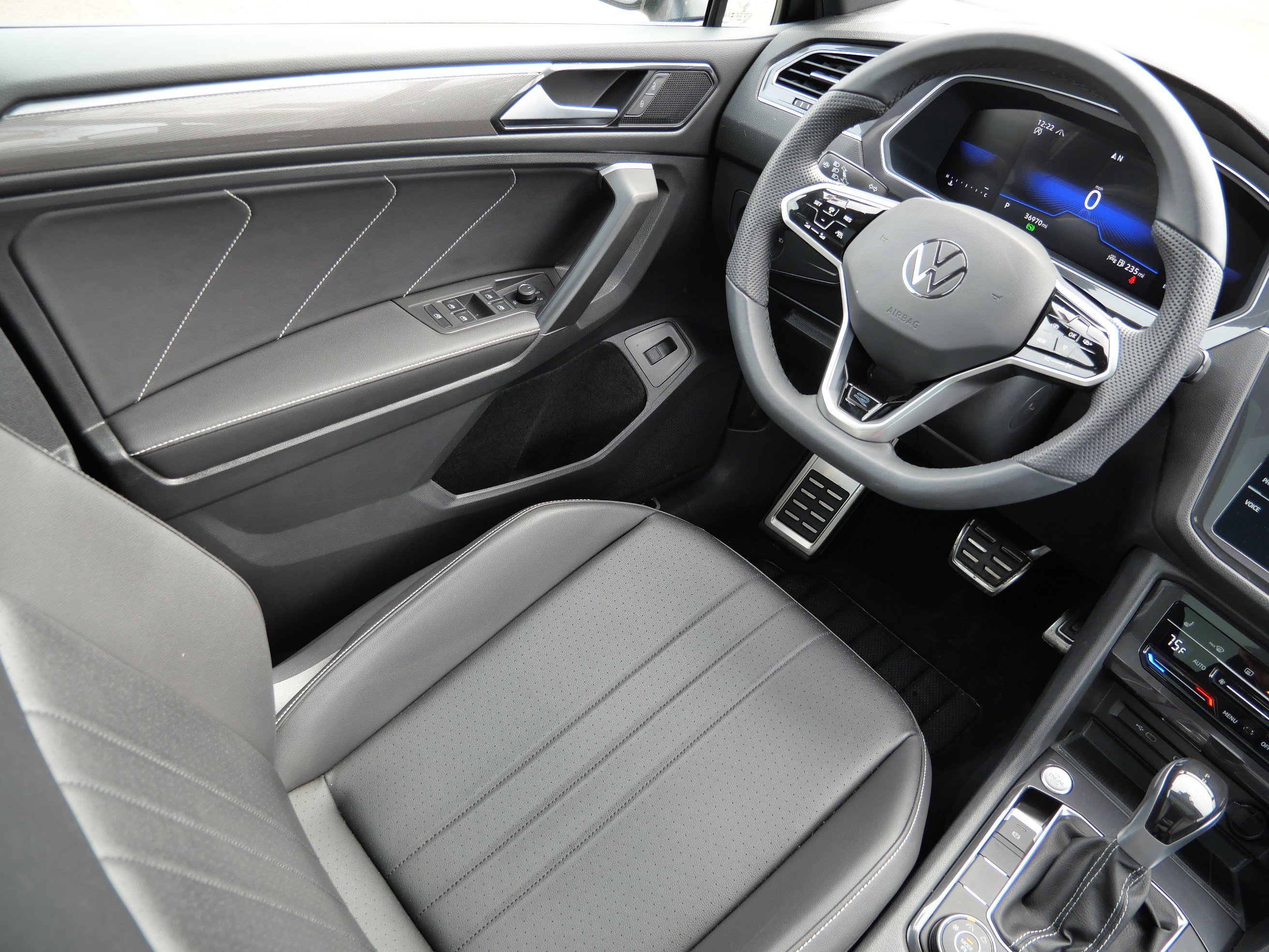 Certified 2024 Volkswagen Tiguan SE R-Line image 9