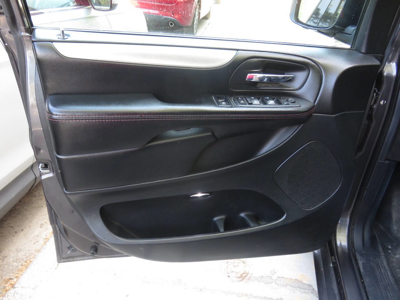 Used 2018 Dodge Grand Caravan GT FWD image 29
