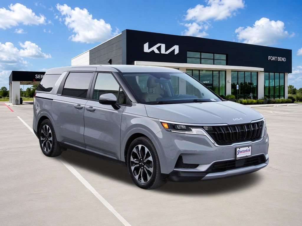 Used 2023 Kia Carnival EX FWD image 3