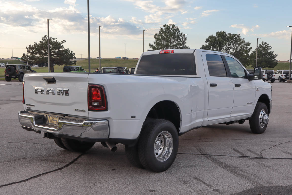 New 2027 RAM 3500 Big Horn AWD/4WD image 4