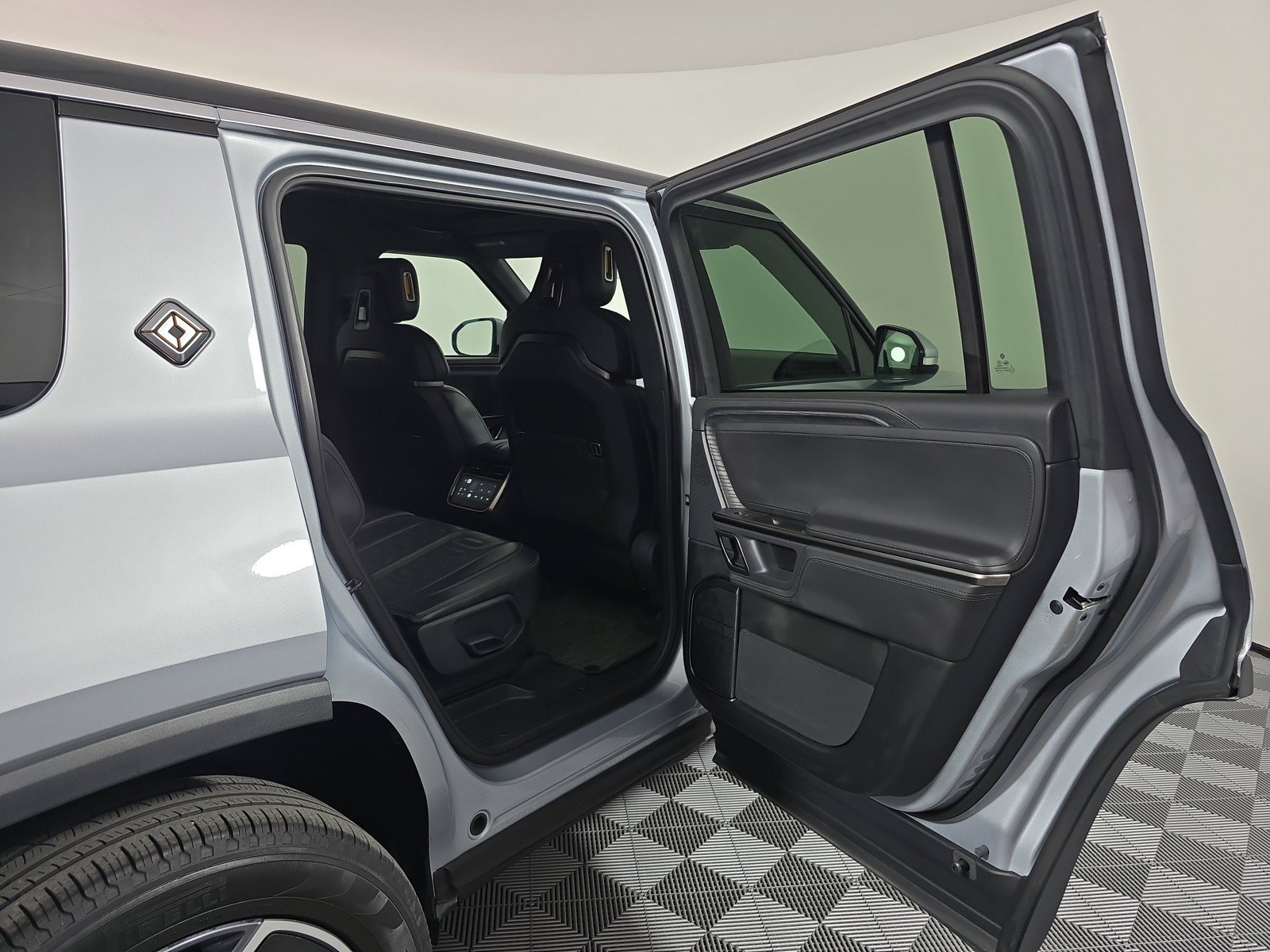 Used 2023 Rivian R1S Adventure AWD/4WD image 19
