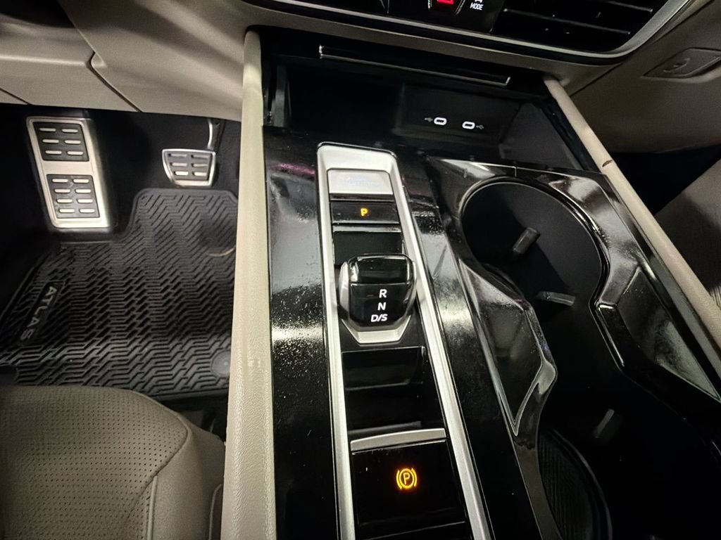 Used 2024 Volkswagen Atlas SEL Premium R-Line AWD/4WD image 16