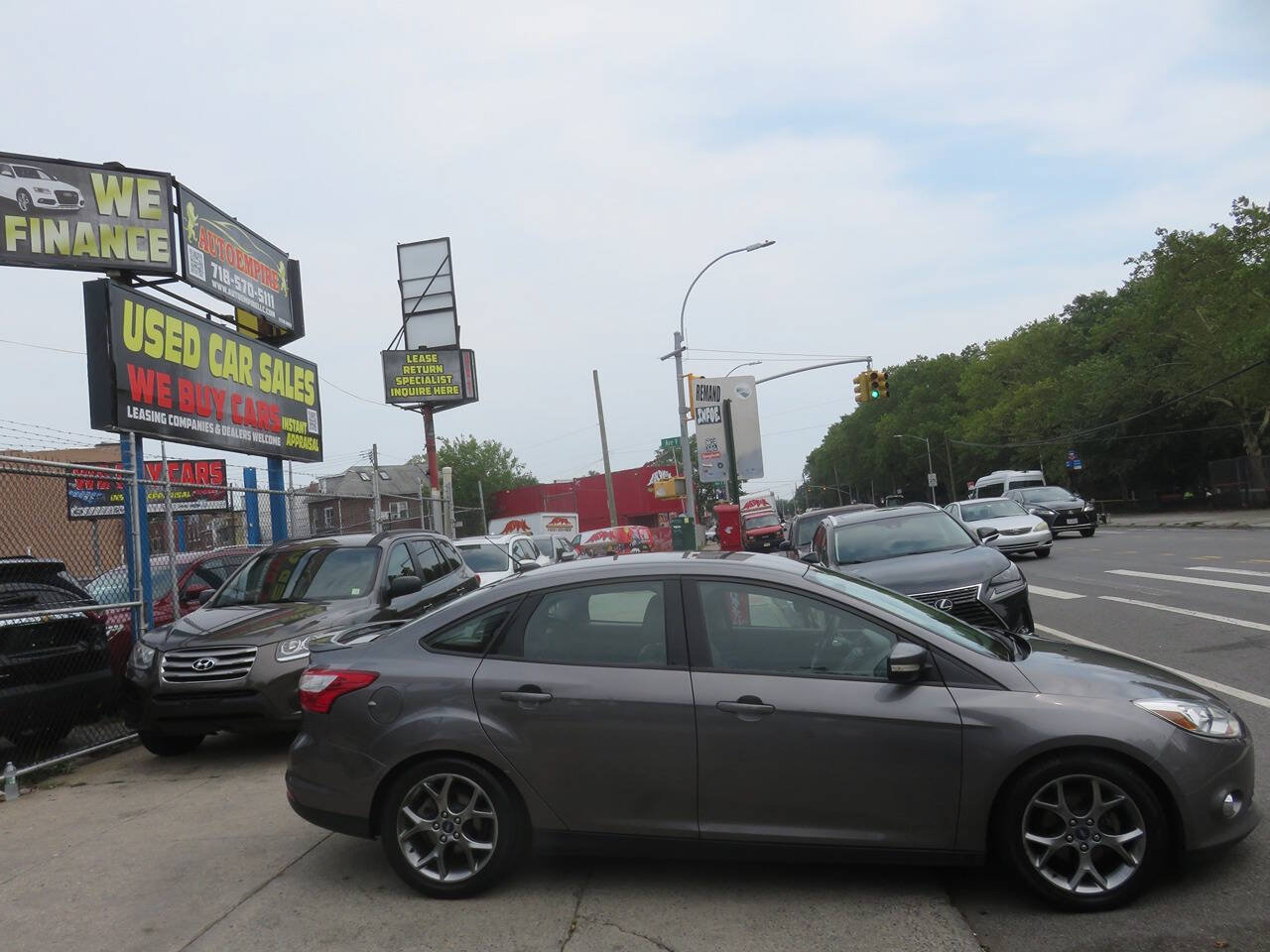Used 2014 Ford Focus SE w/ Equipment Group 201A FWD image 9