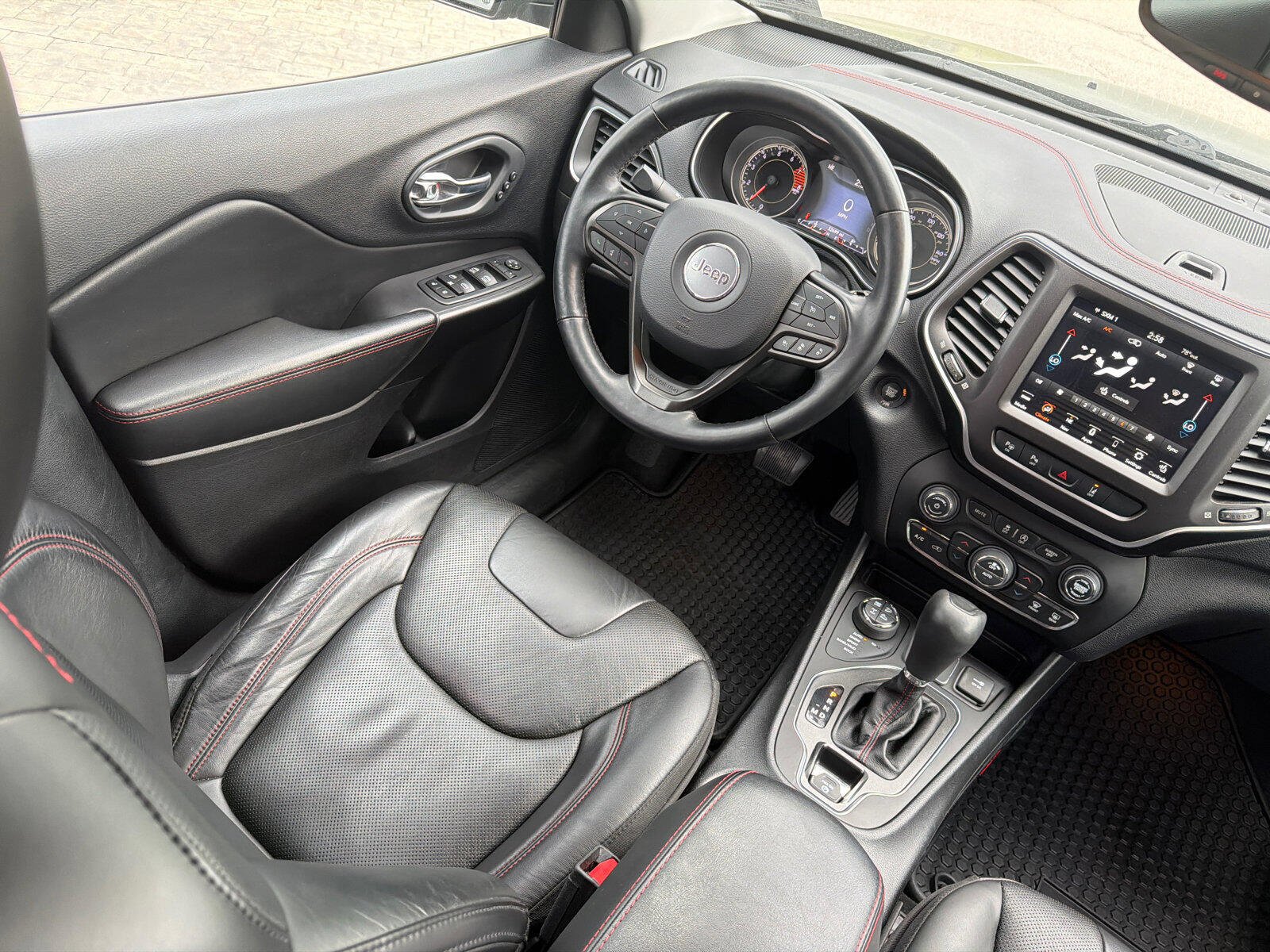 Used 2020 Jeep Cherokee Trailhawk image 22
