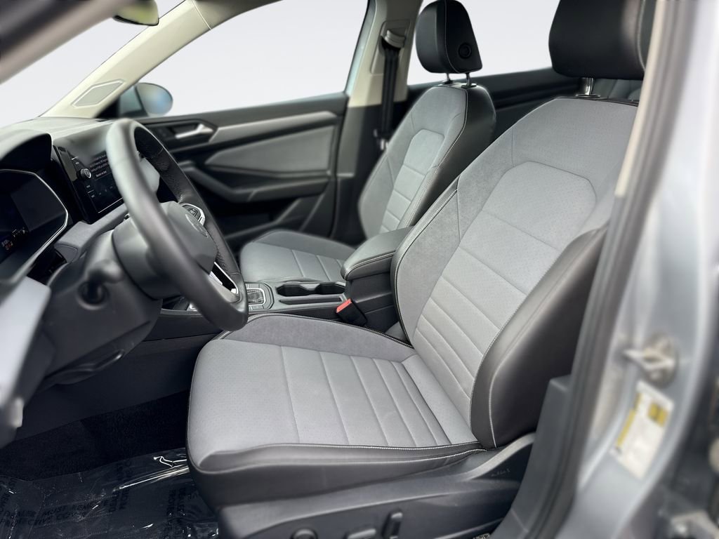 Used 2025 Volkswagen Jetta SE image 13