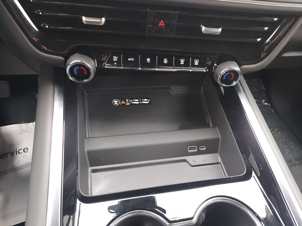 Used 2025 Chevrolet Tahoe Premier AWD/4WD image 16