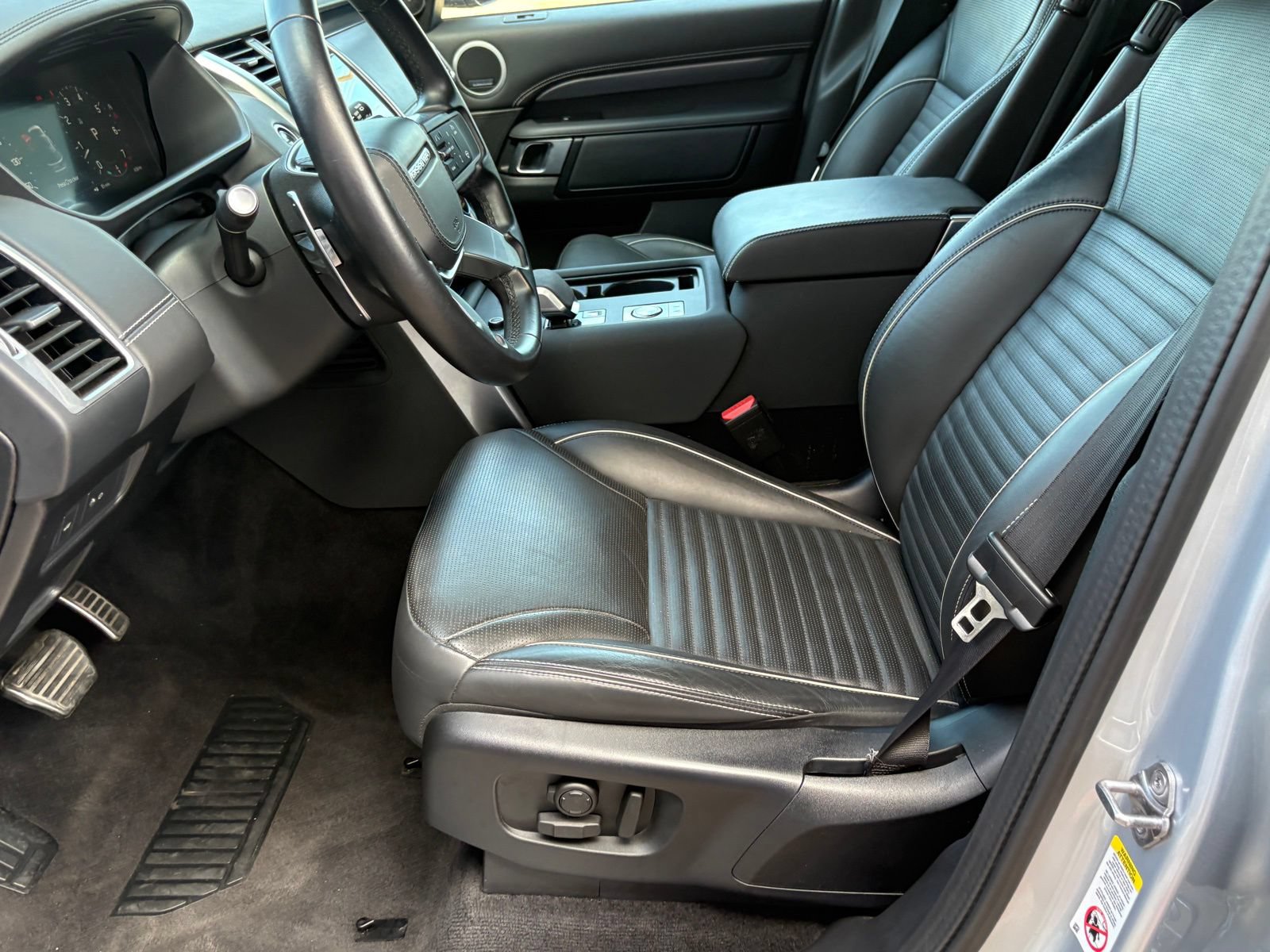 Used 2024 Land Rover Discovery Metropolitan Edition AWD/4WD image 35