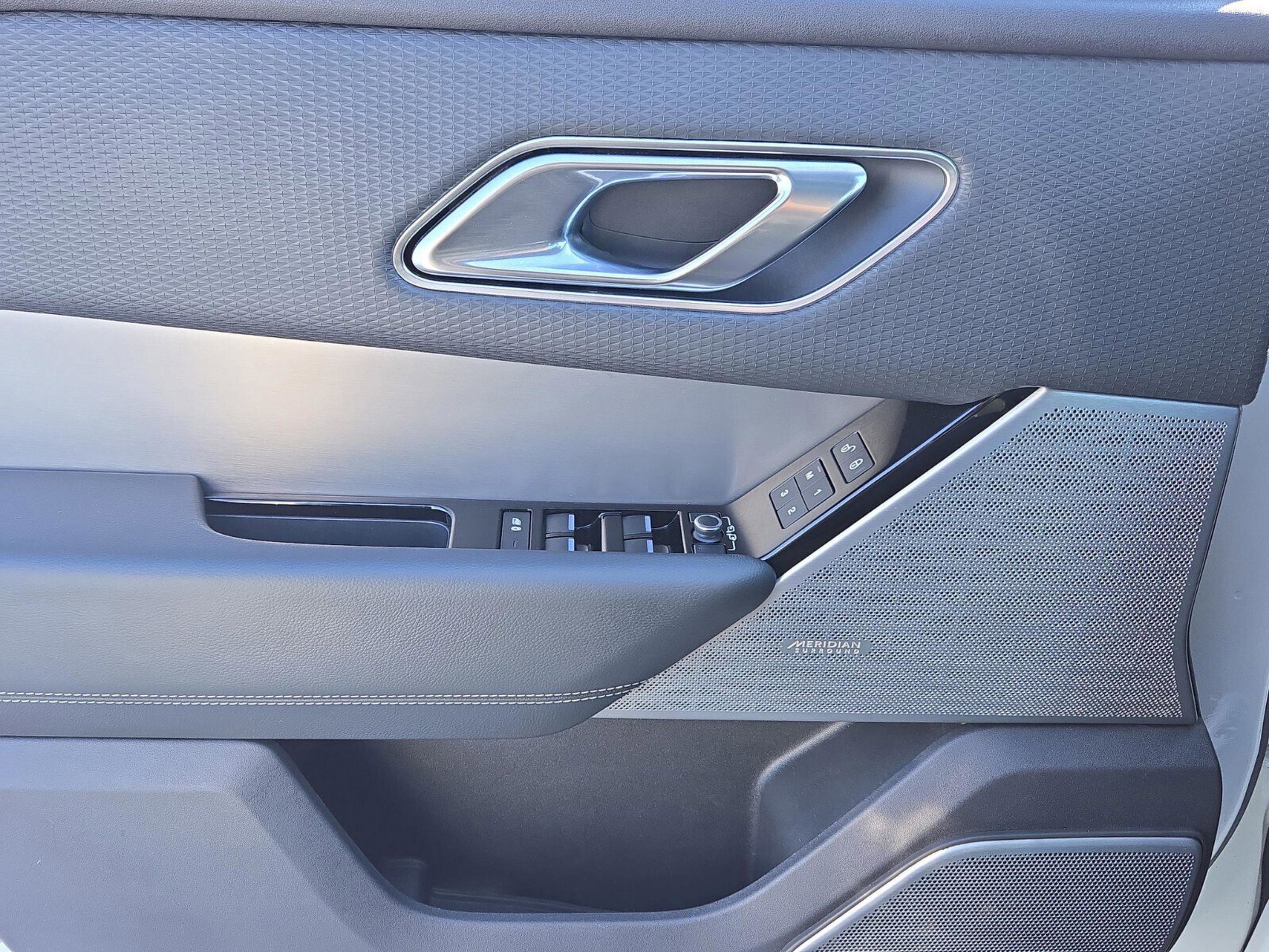 Used 2019 Land Rover Range Rover Velar R-Dynamic SE image 25