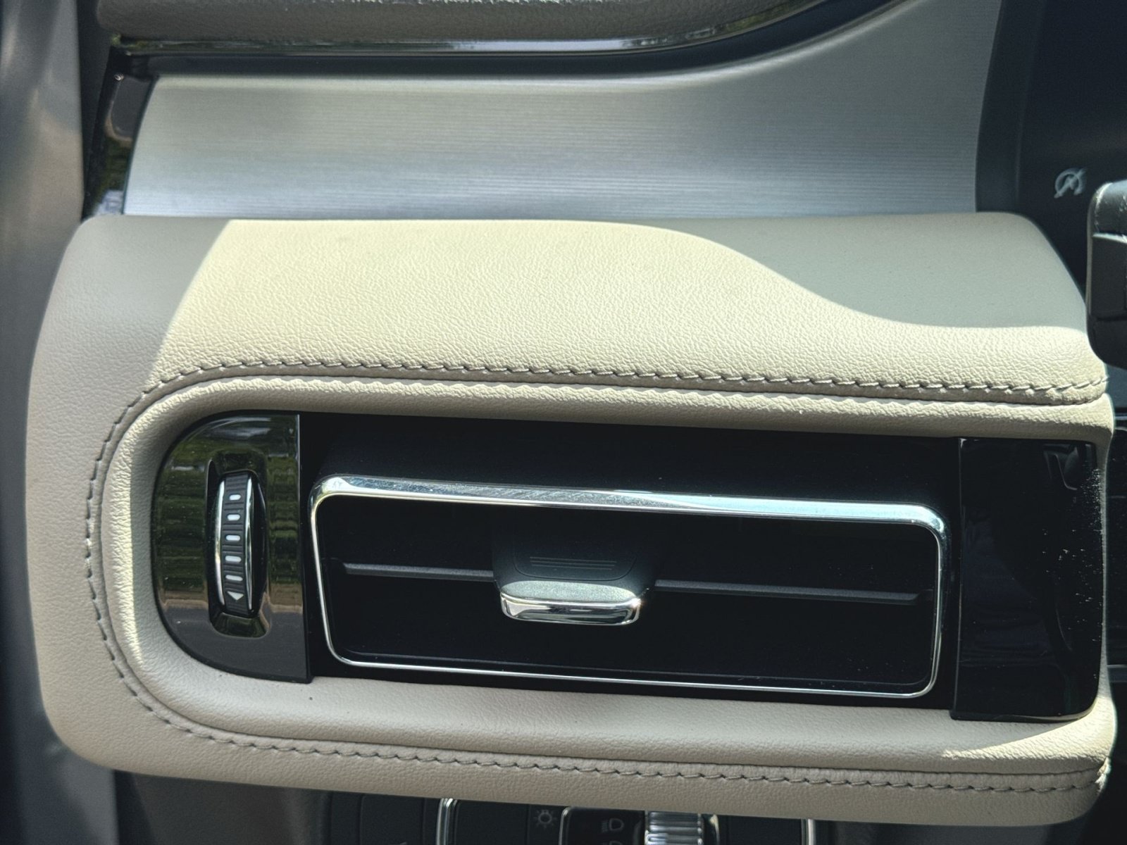 Used 2023 Lincoln Aviator AWD w/ Premium Package image 22