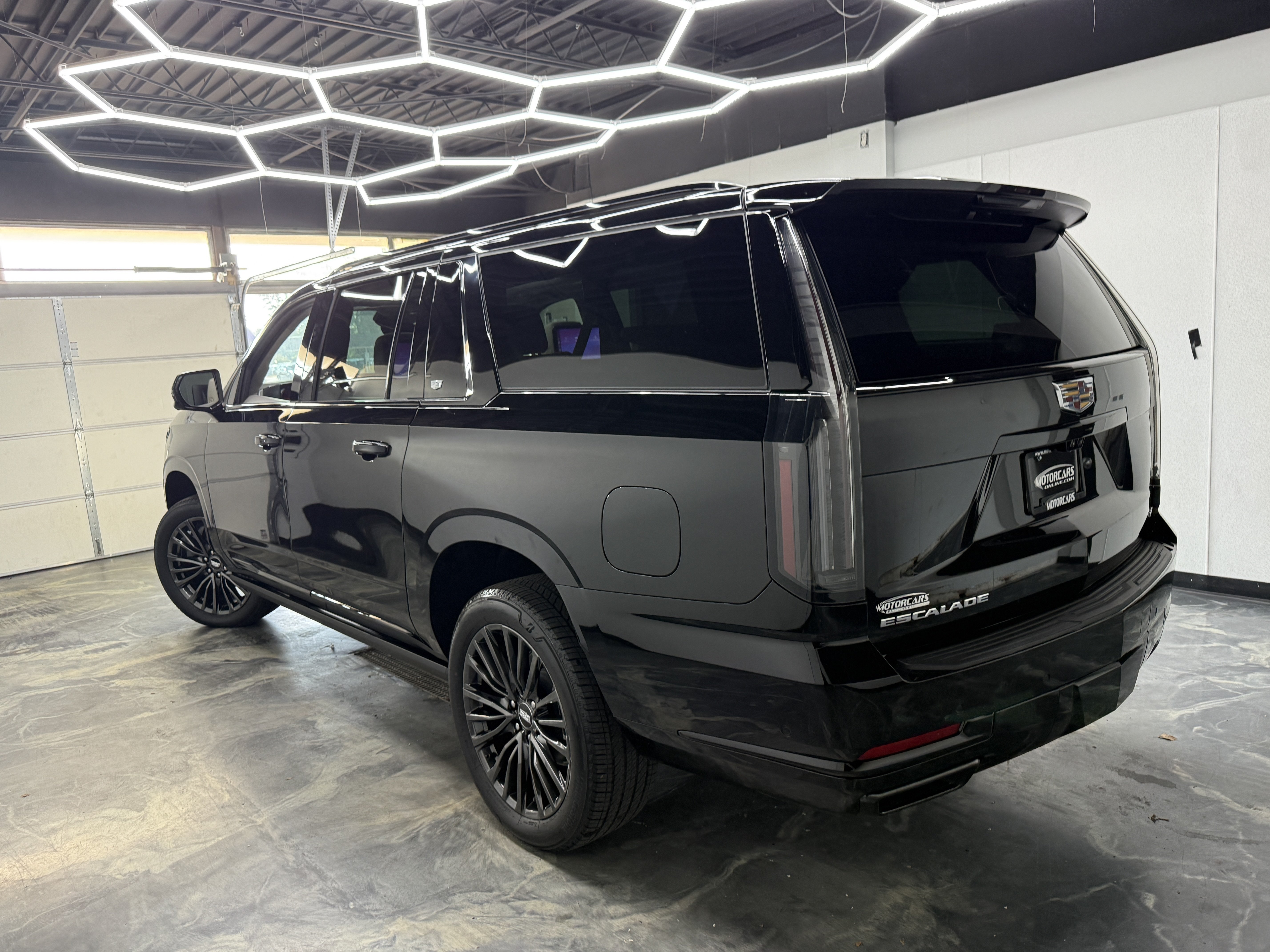 Used 2026 Cadillac Escalade ESV Platinum Sport AWD/4WD image 3