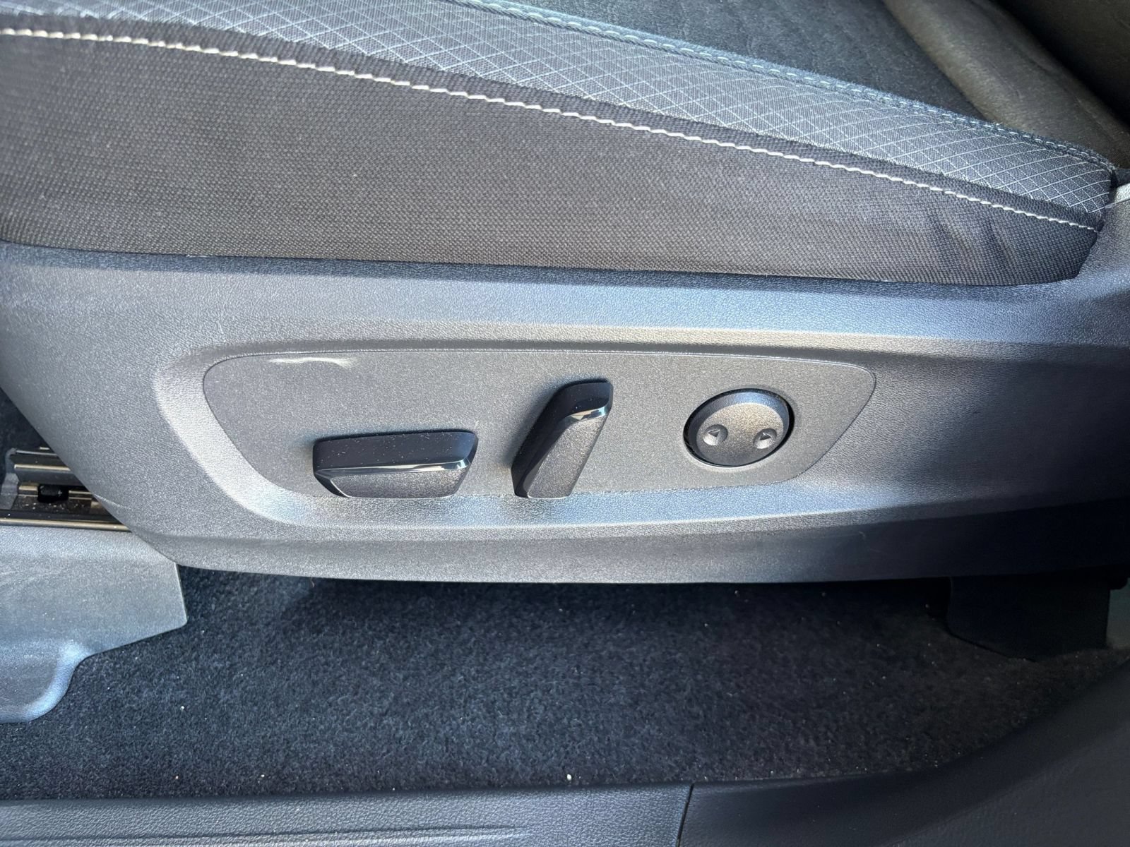Used 2025 Nissan Pathfinder SV FWD image 22