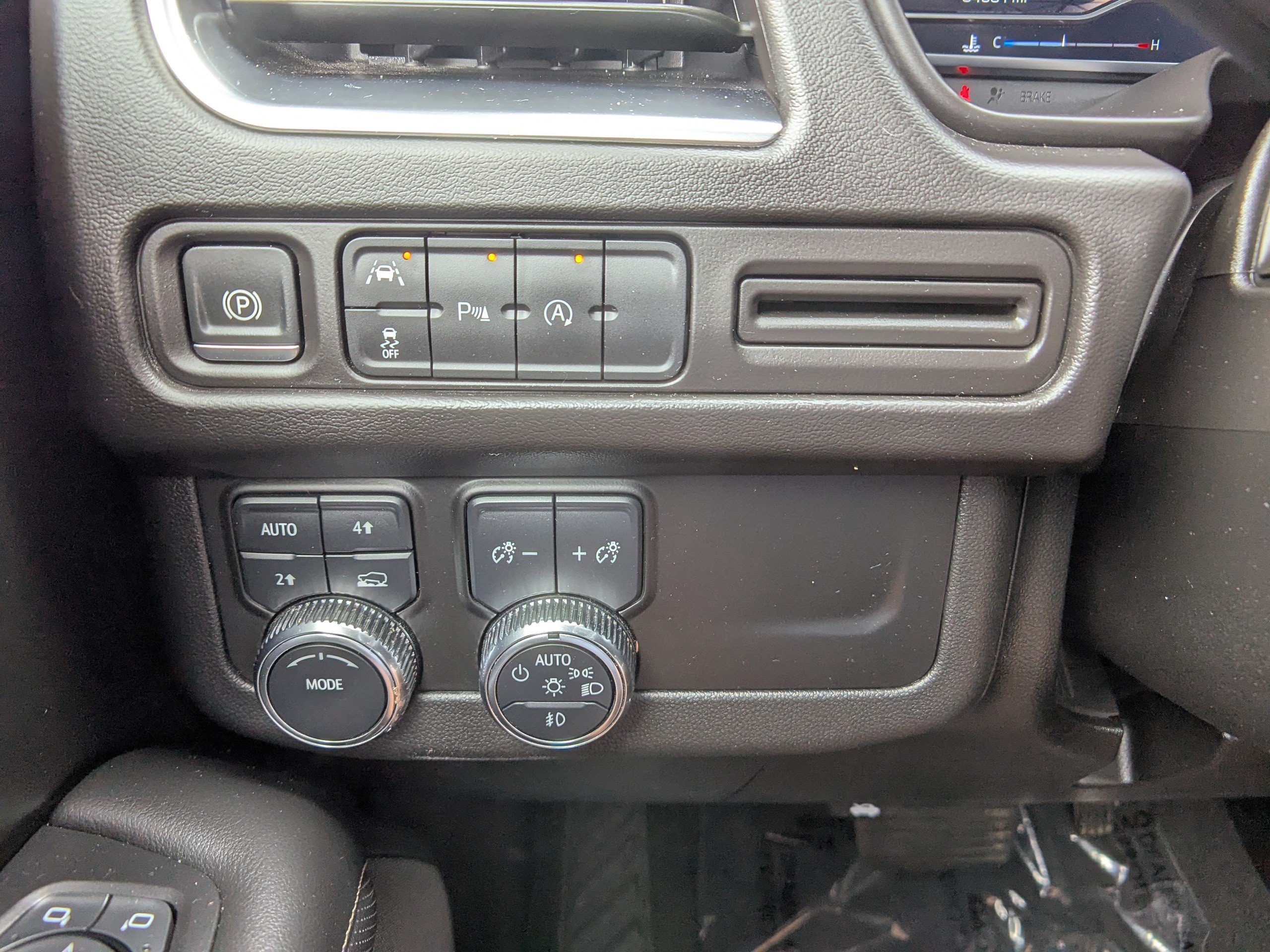 Used 2024 GMC Yukon XL SLT AWD/4WD image 32