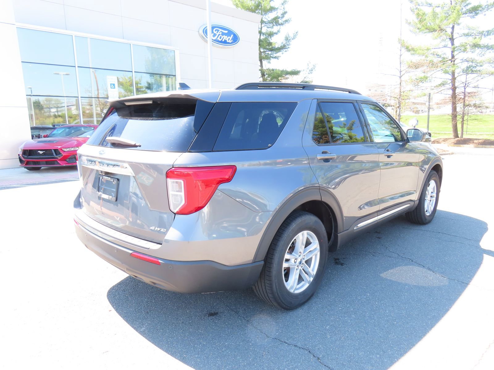 Used 2022 Ford Explorer XLT image 5