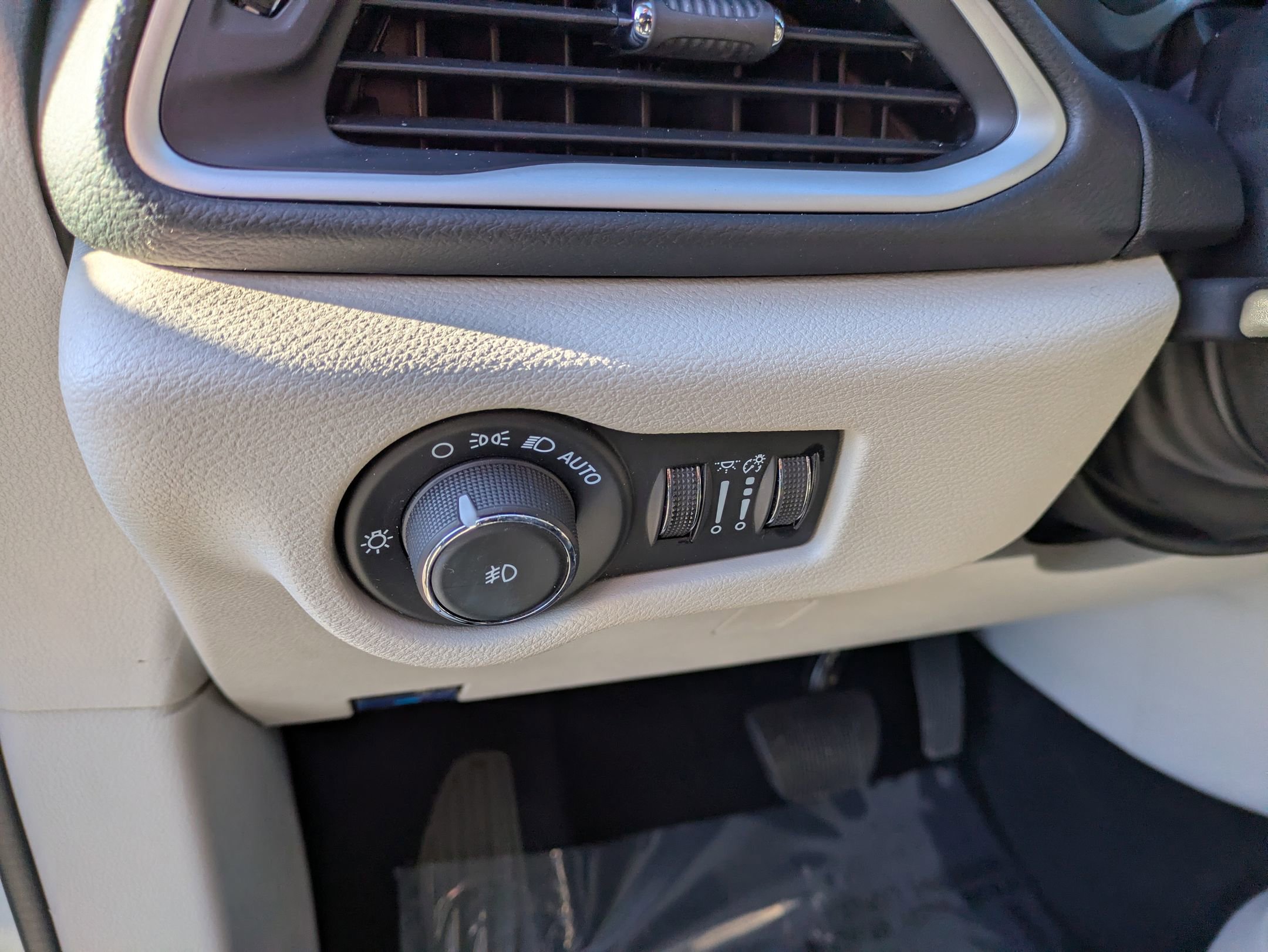 Used 2023 Chrysler Pacifica Touring-L image 17