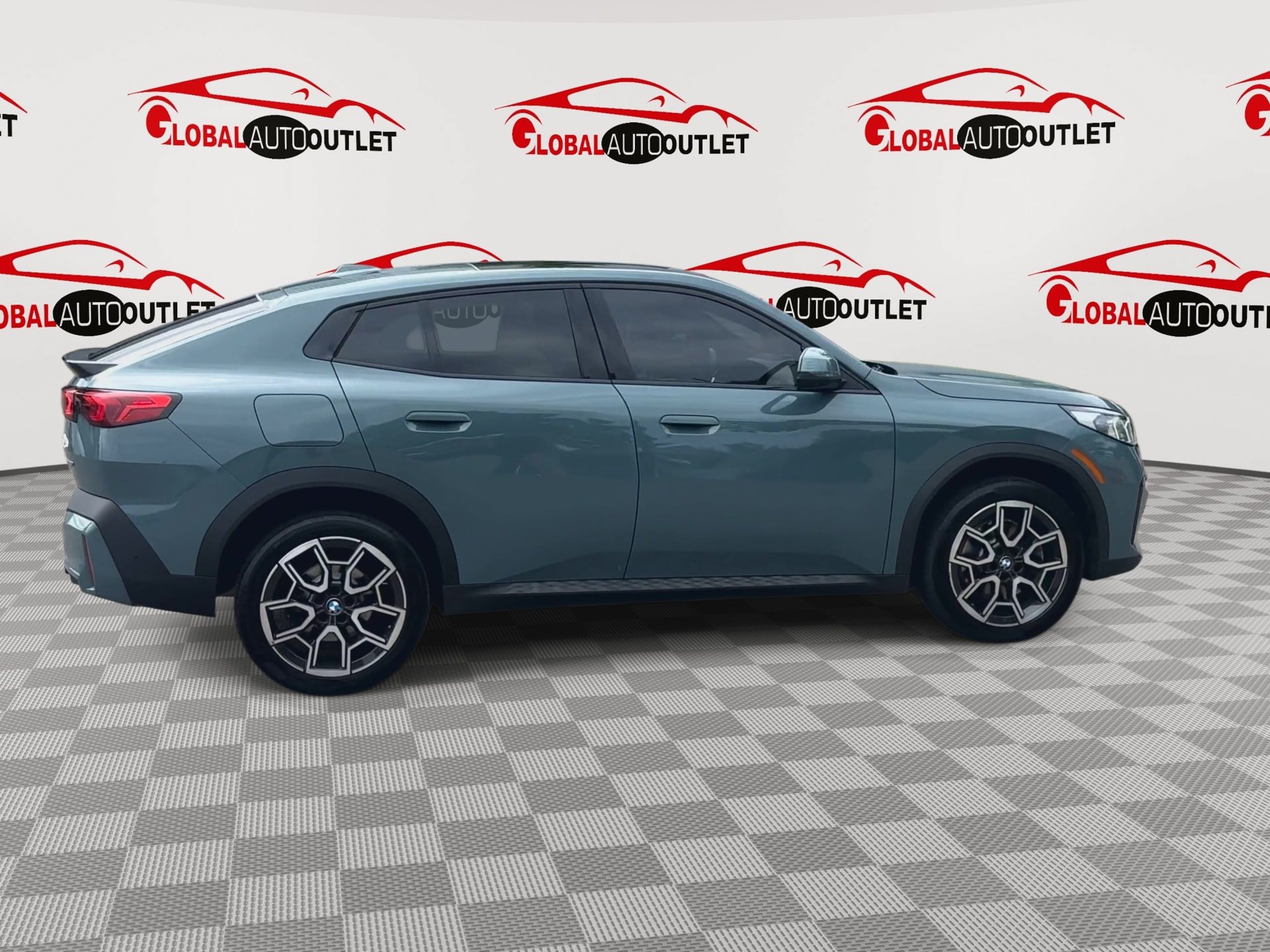 Used 2025 BMW X2 xDrive28i w/ Technology Package AWD/4WD image 9