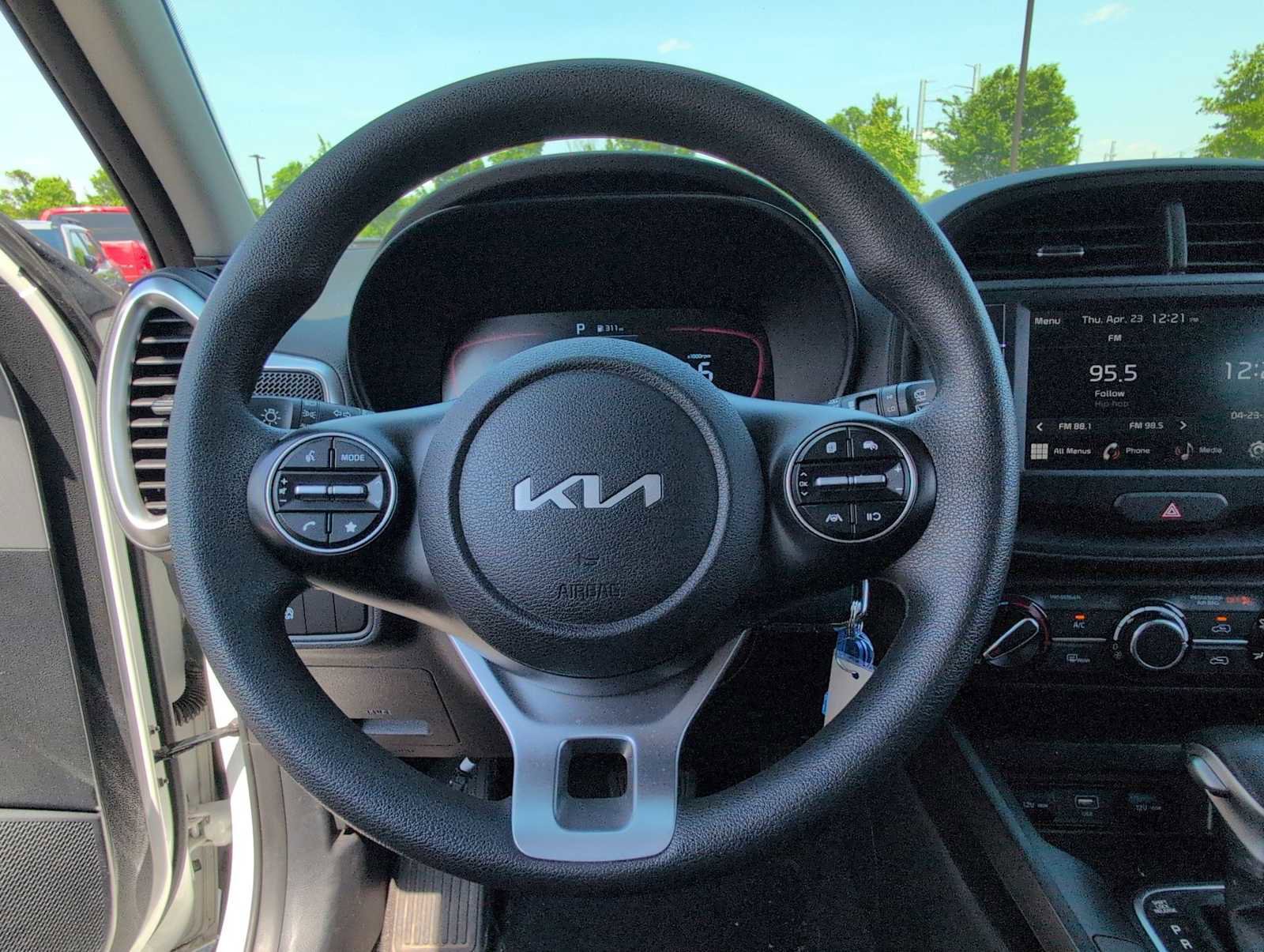 Used 2025 Kia Soul LX w/ LX Technology Package FWD image 21