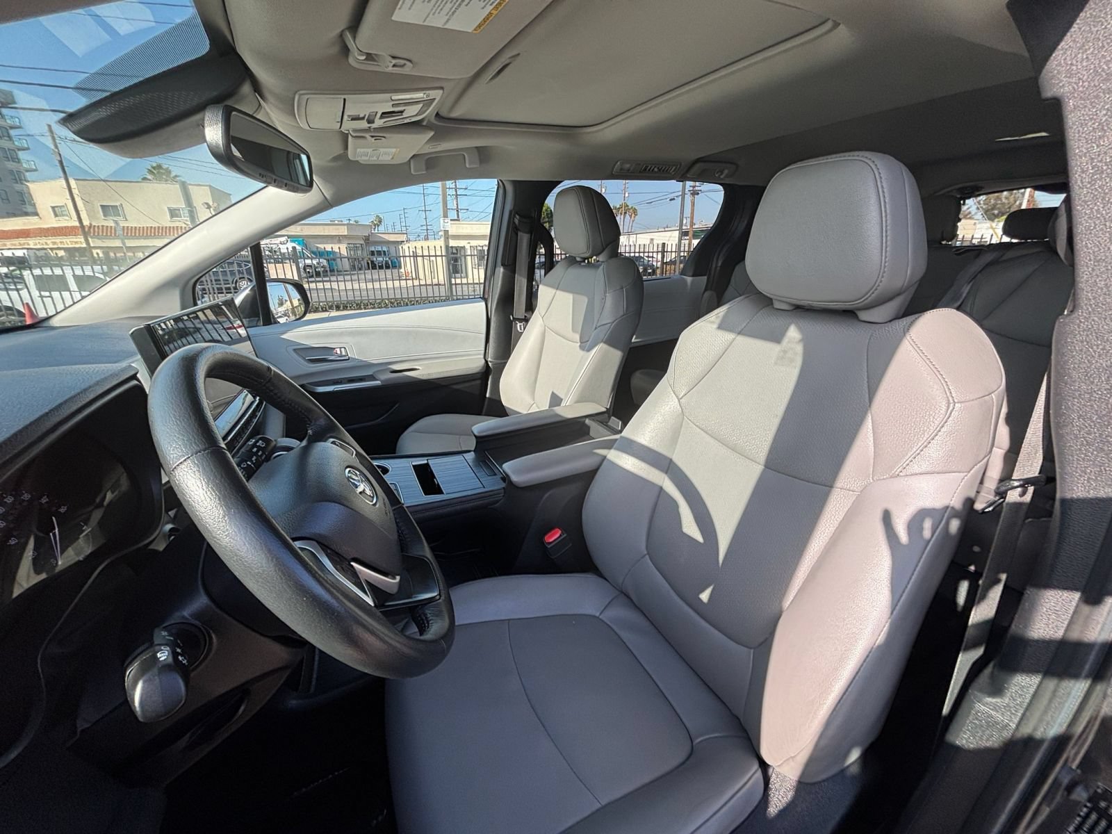 Used 2025 Toyota Sienna XLE FWD image 38