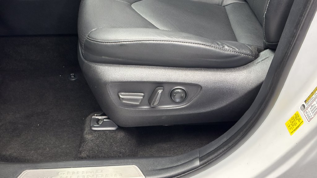 Used 2024 Toyota Grand Highlander AWD image 13
