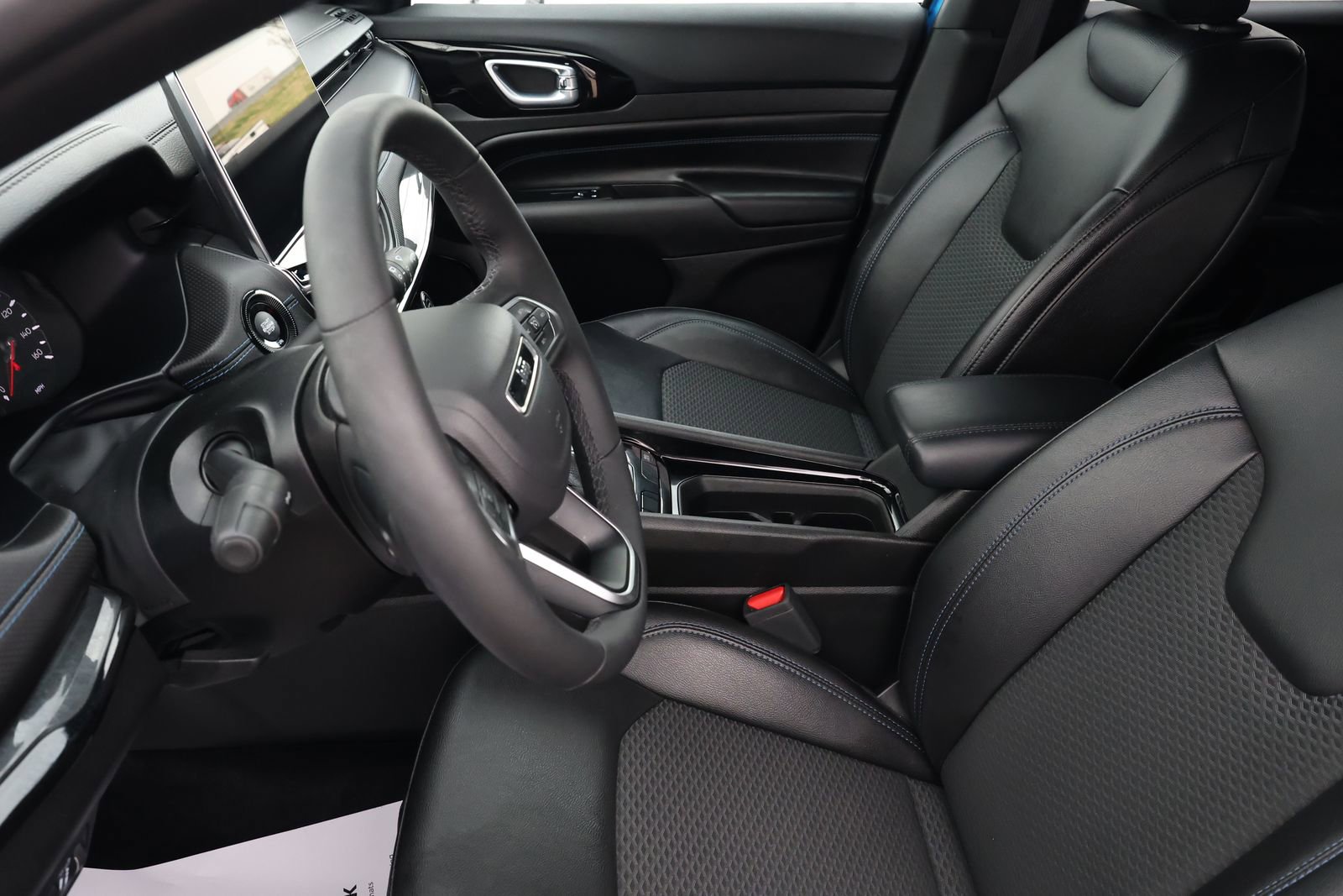 Used 2025 Jeep Compass Latitude w/ Altitude Special Edition image 14