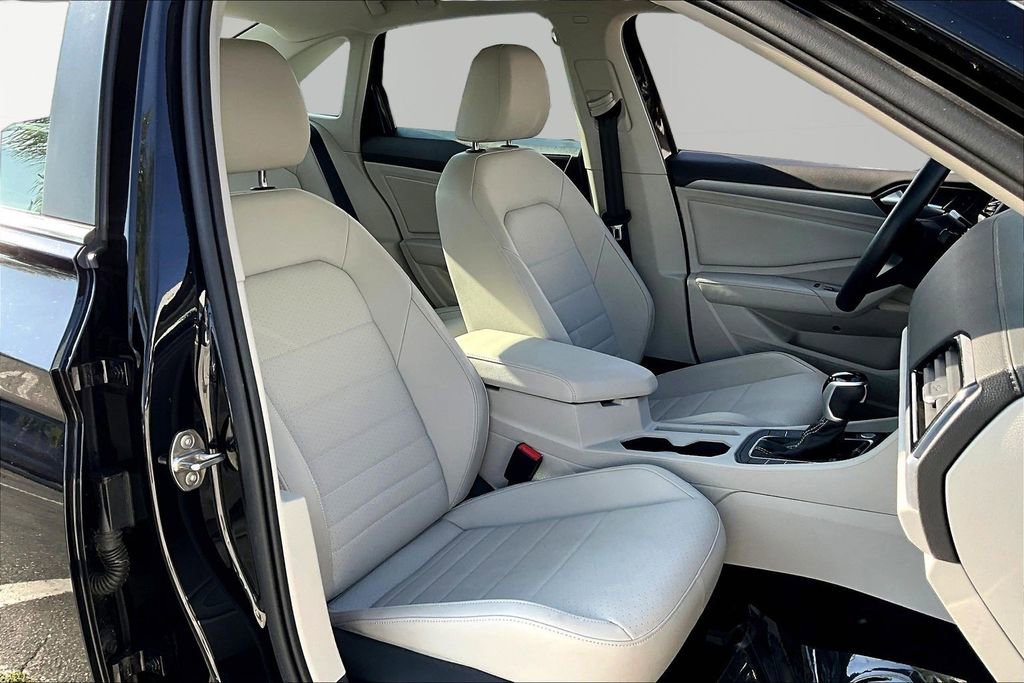 Used 2023 Volkswagen Jetta SE w/ Panoramic Sunroof Package image 29