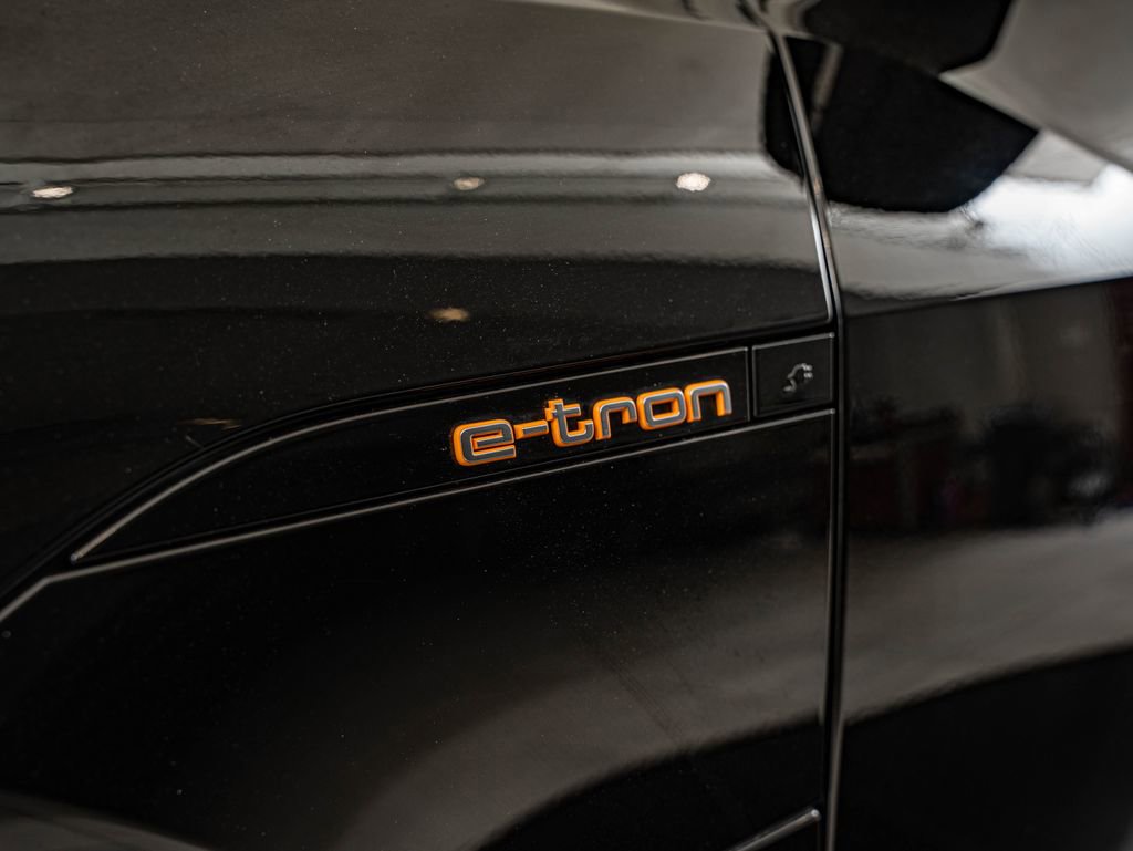 Used 2022 Audi e-tron Premium w/ Convenience Plus Package image 10